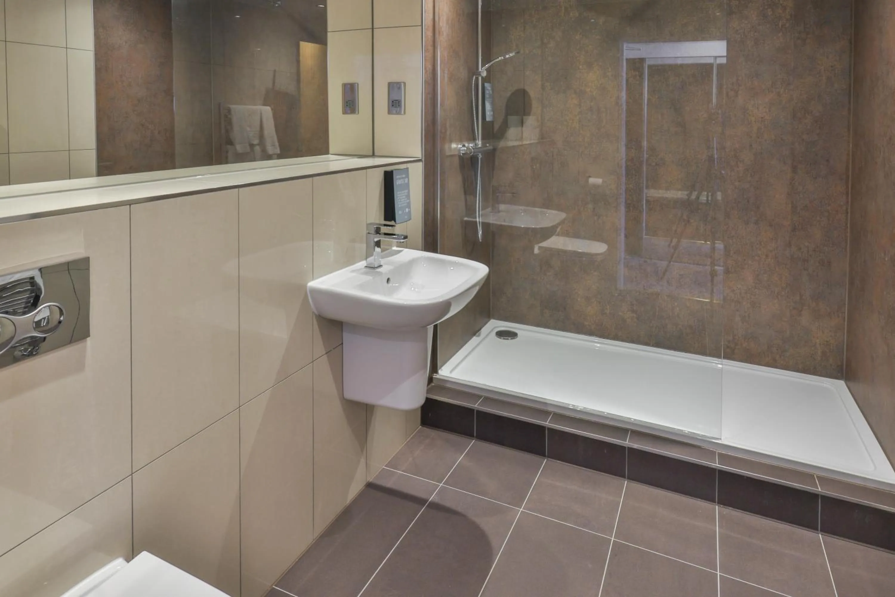 Bathroom in Invercarse Hotel Dundee, BW Signature Collection