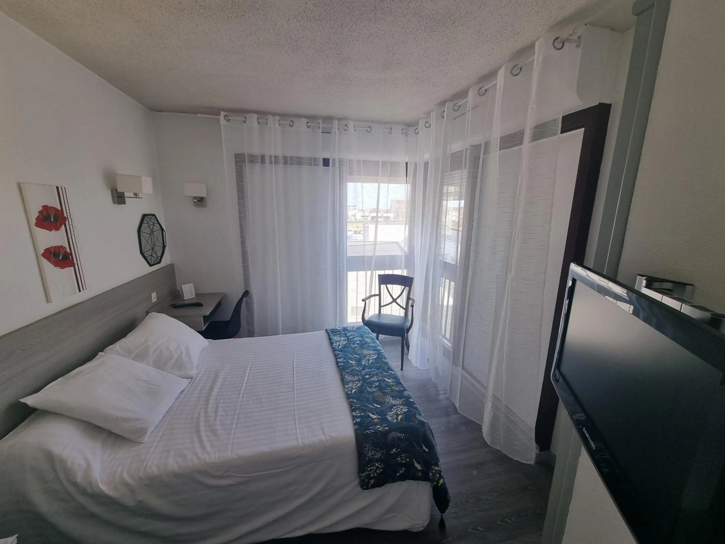 Bedroom in Hôtel le Vascon