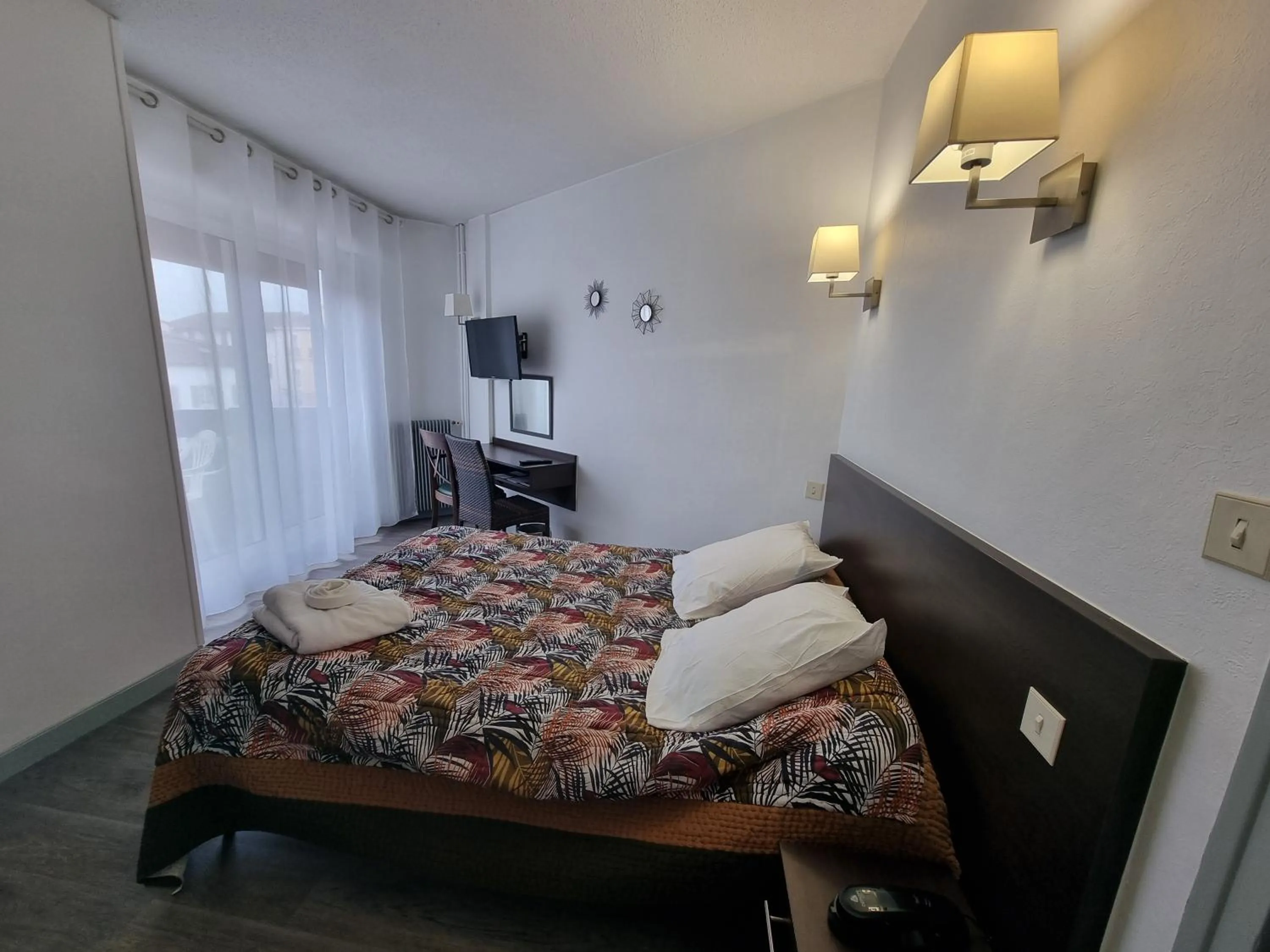 Photo of the whole room in Hôtel le Vascon