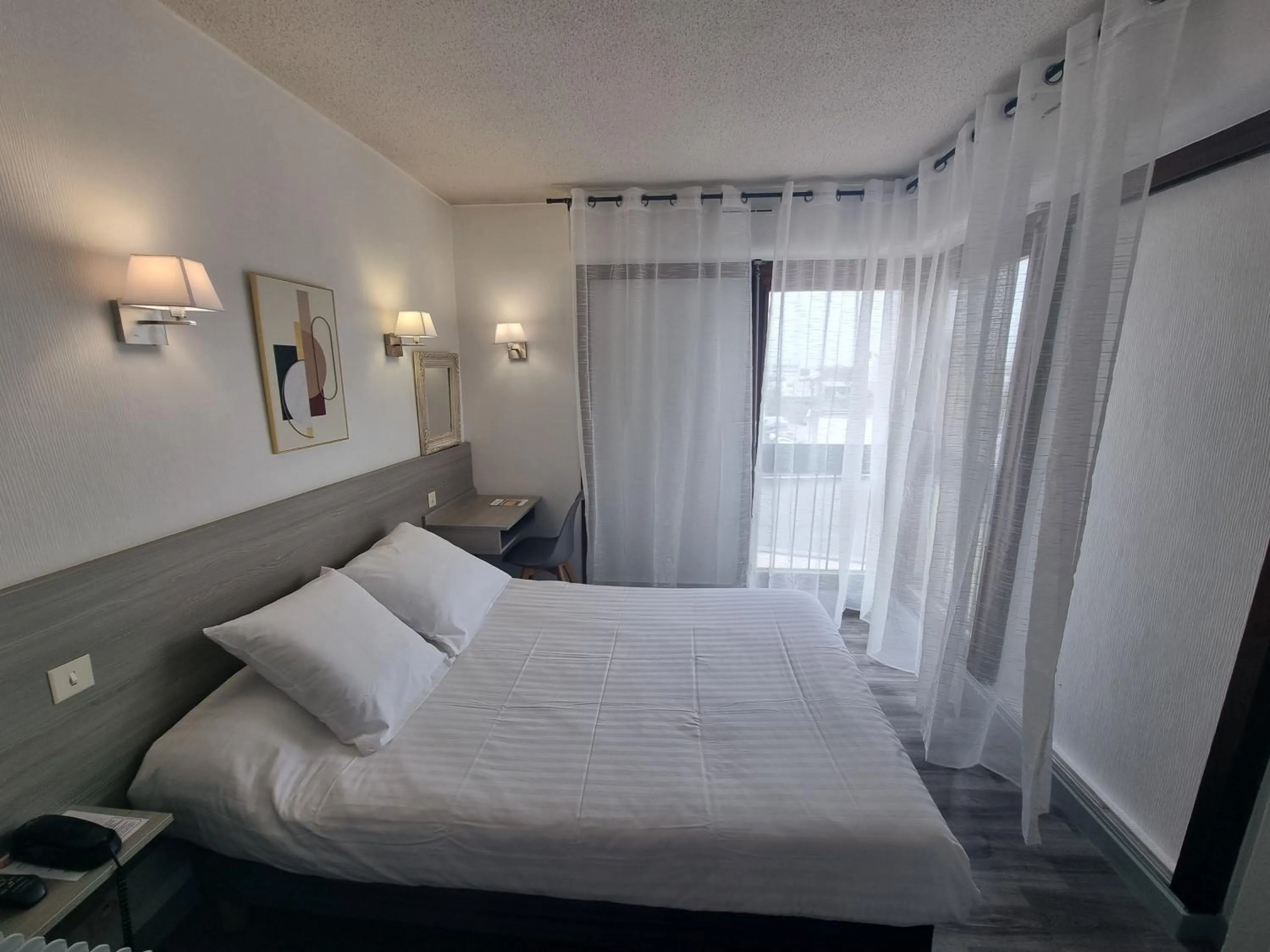 Bedroom in Hôtel le Vascon