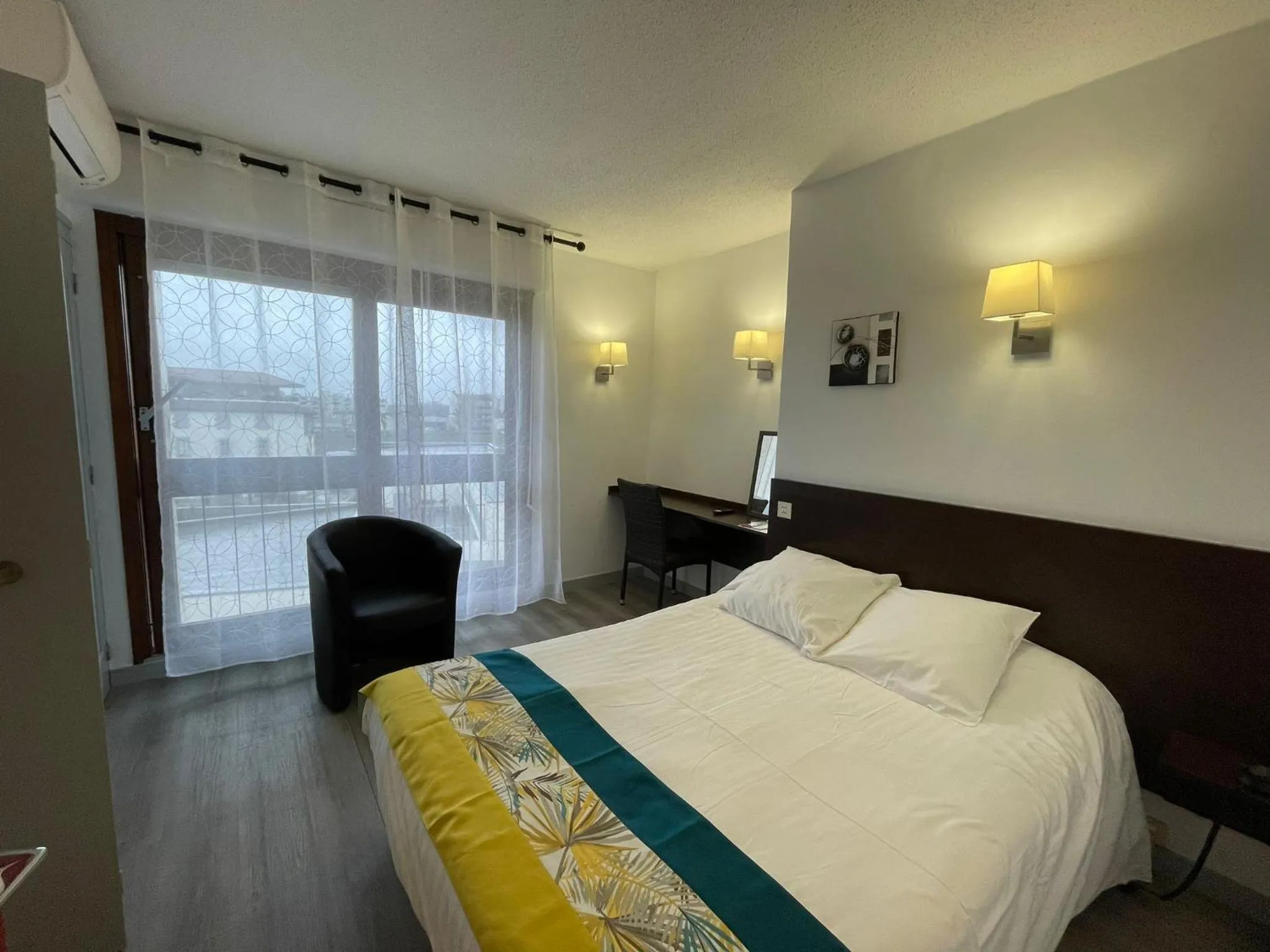 Bedroom in Hôtel le Vascon