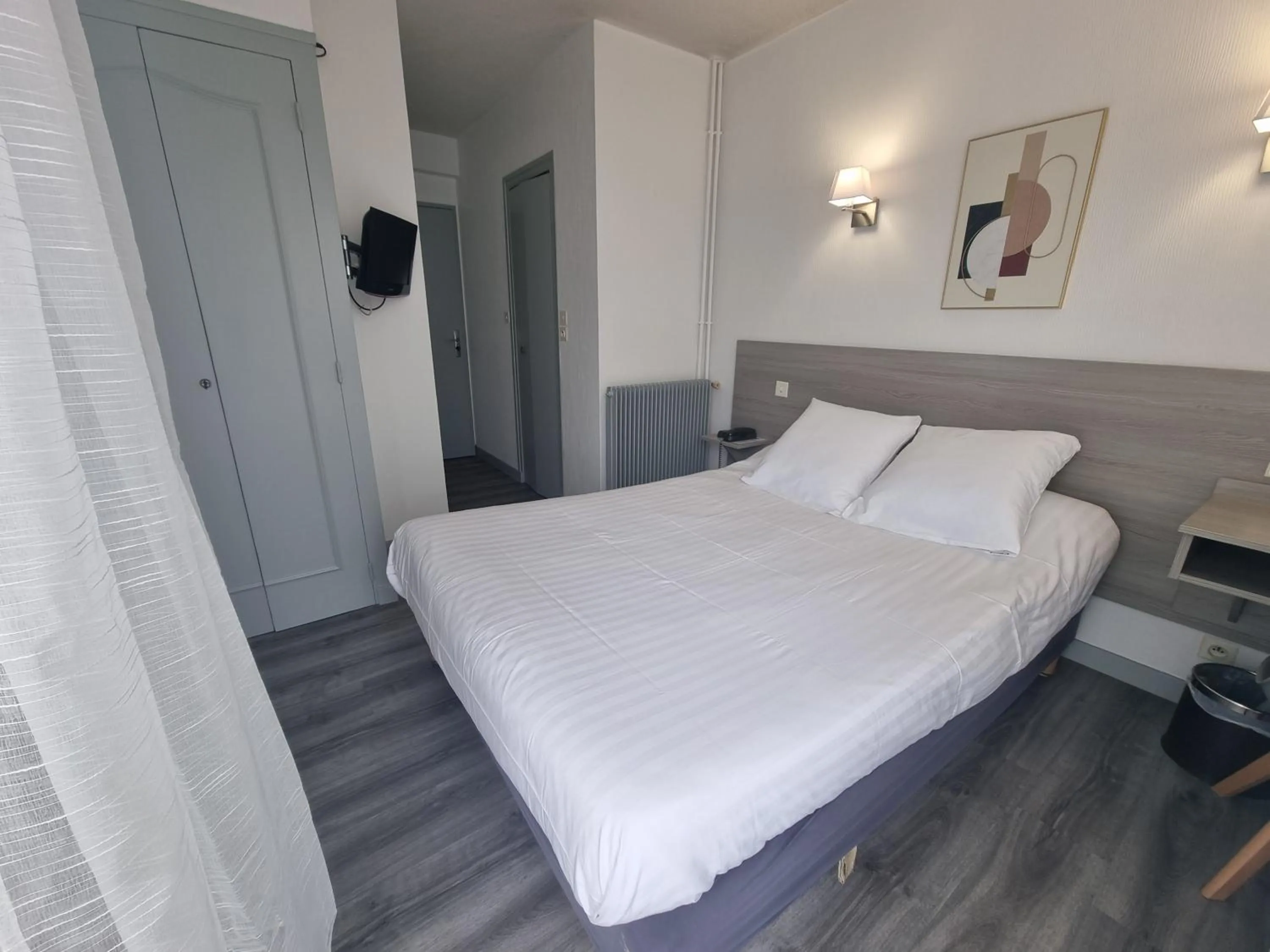 Bedroom in Hôtel le Vascon