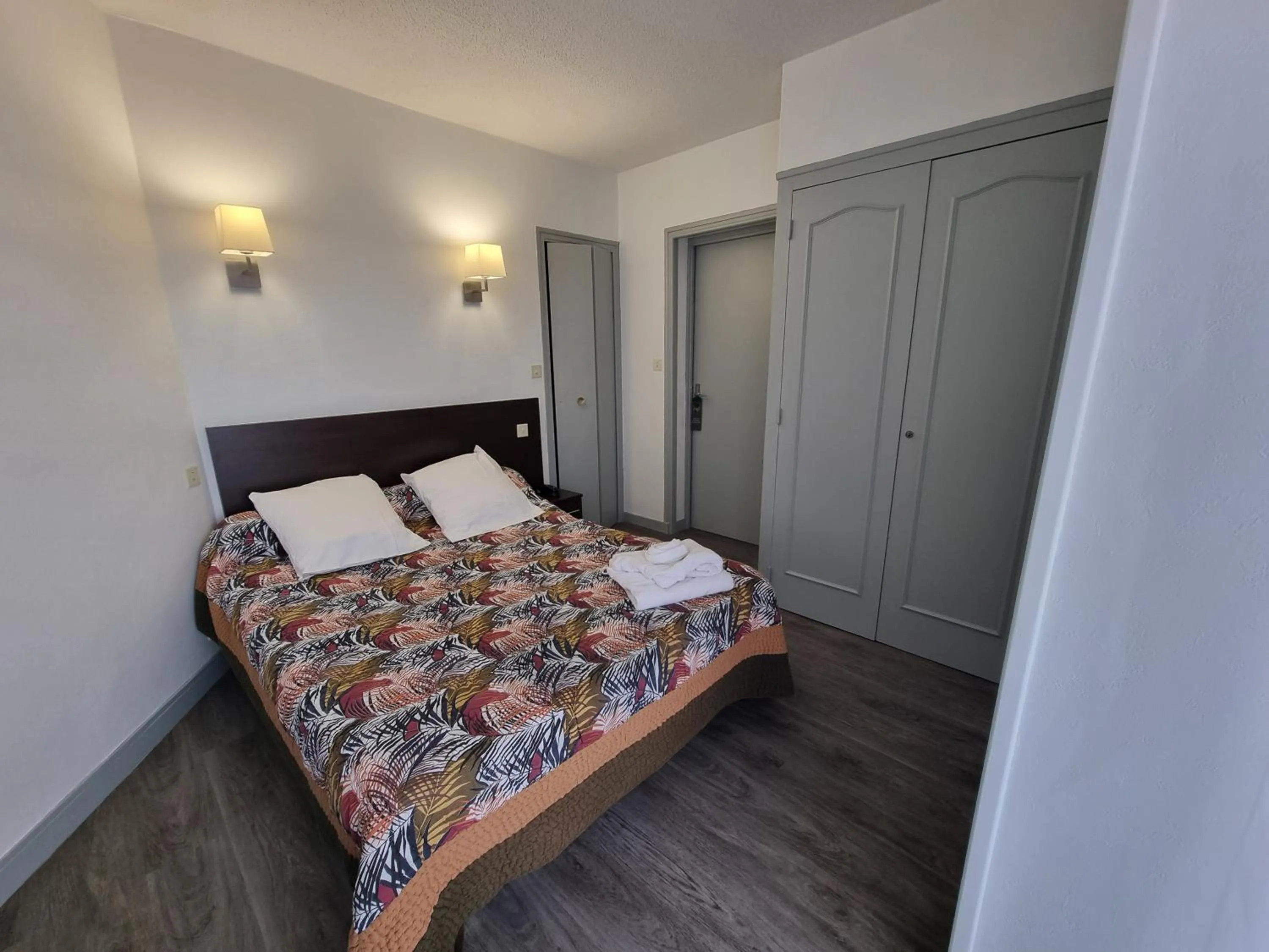 Bedroom in Hôtel le Vascon