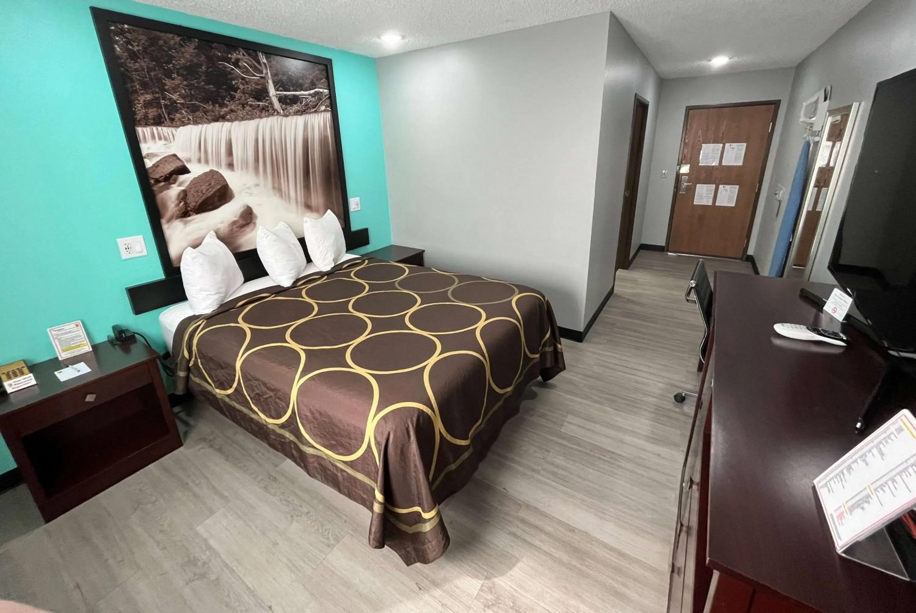 Photo of the whole room, Bed in Super 8 by Wyndham Emporia