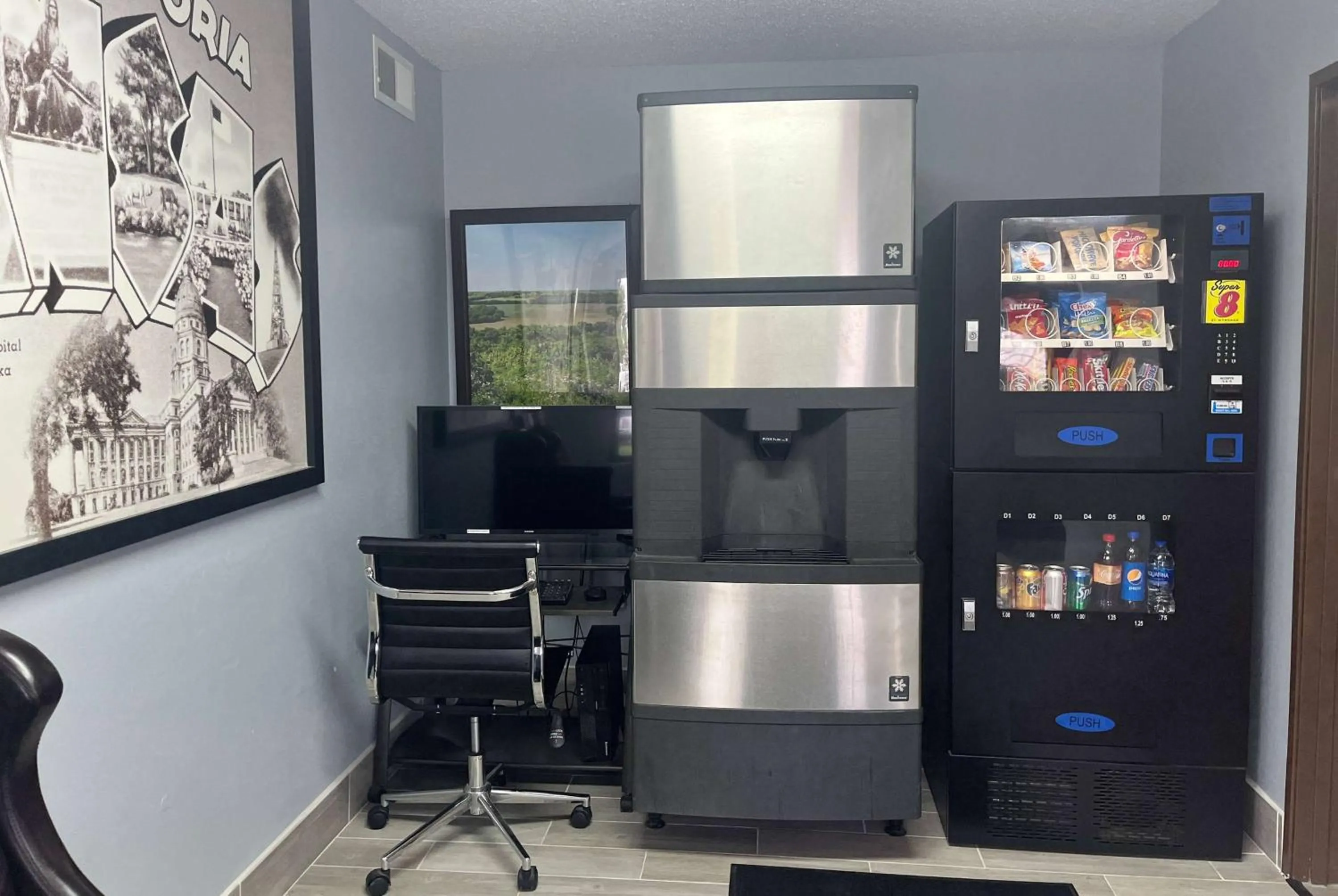 Business facilities in Super 8 by Wyndham Emporia