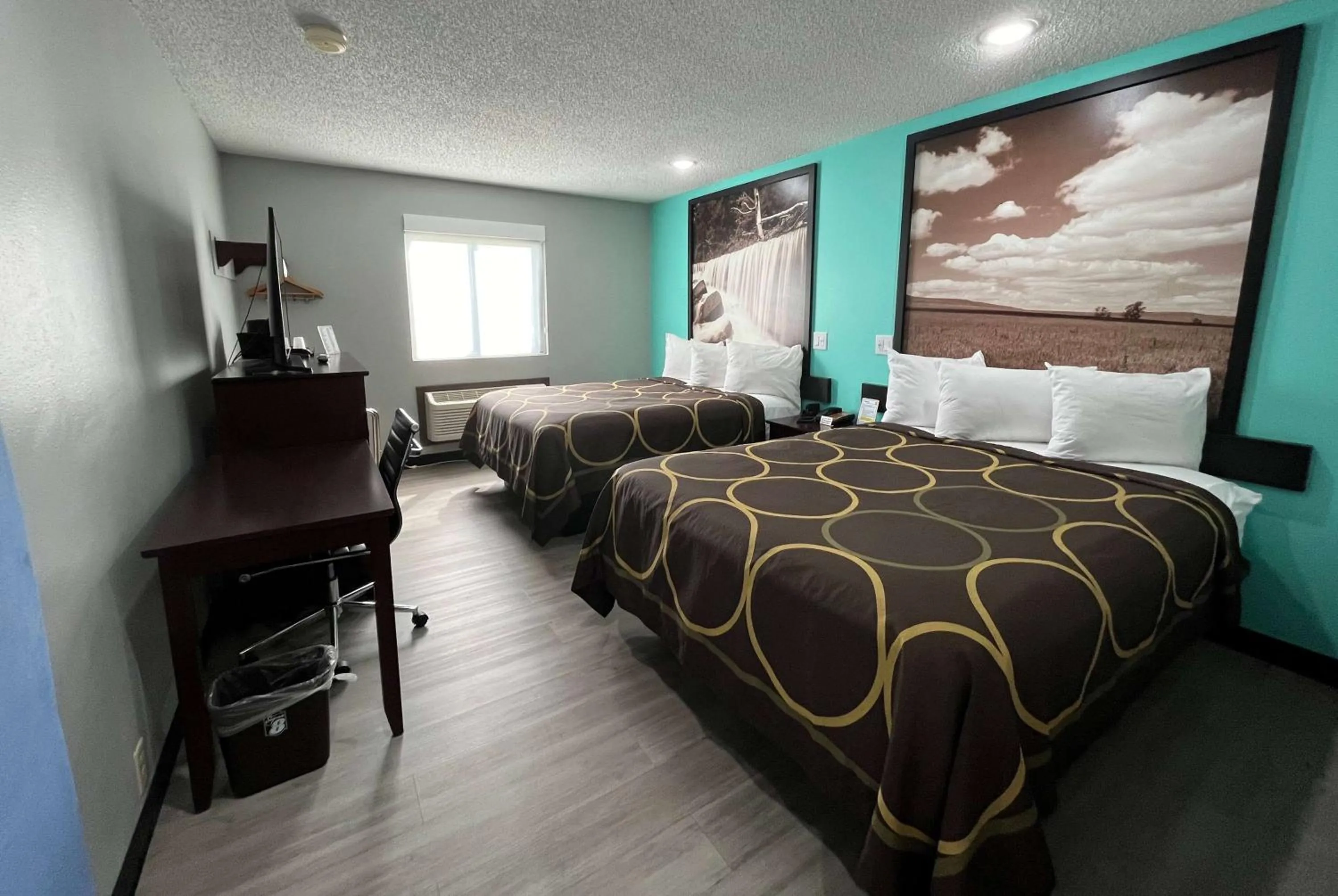Photo of the whole room, Bed in Super 8 by Wyndham Emporia