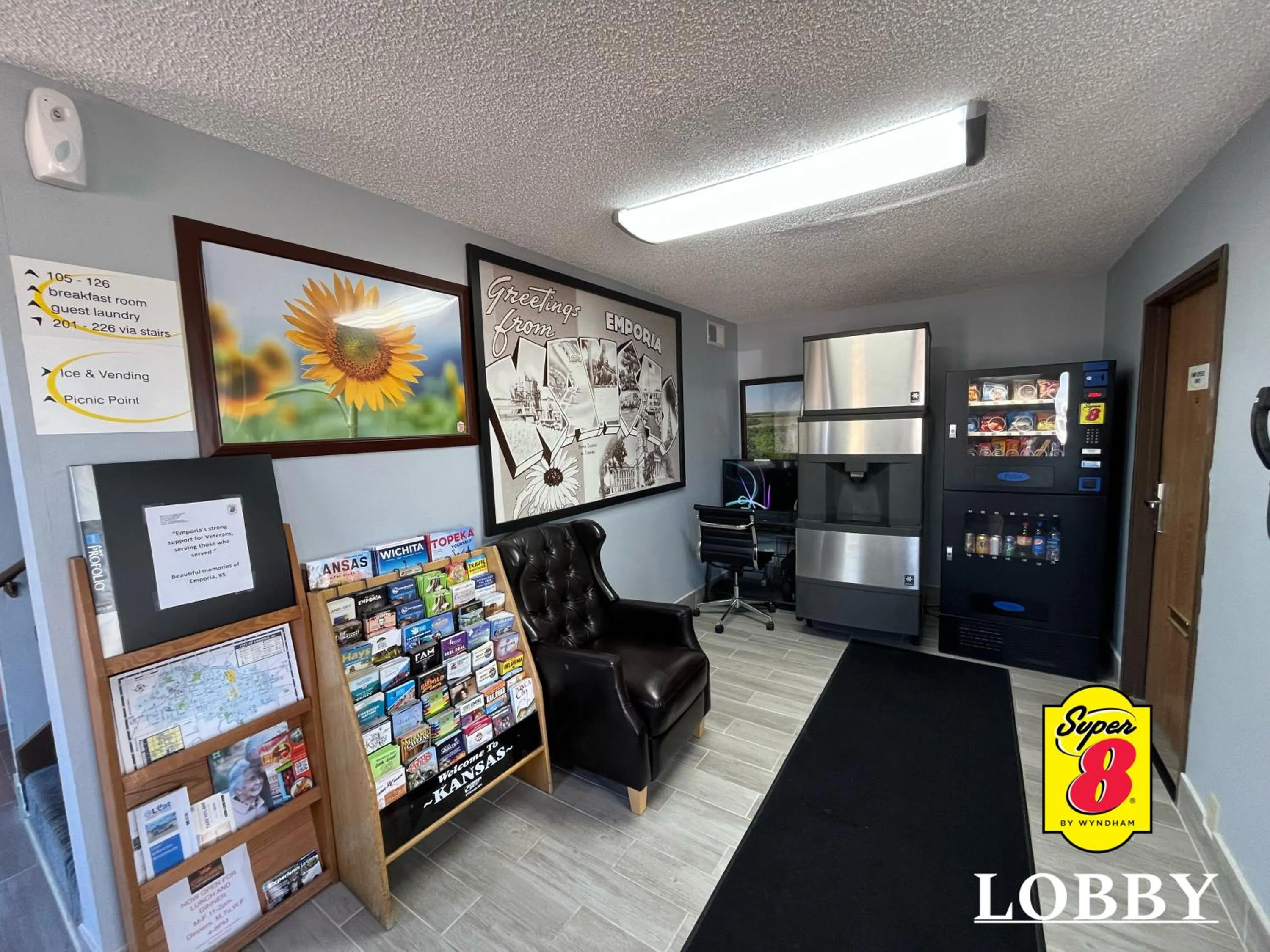 Lobby or reception in Super 8 by Wyndham Emporia