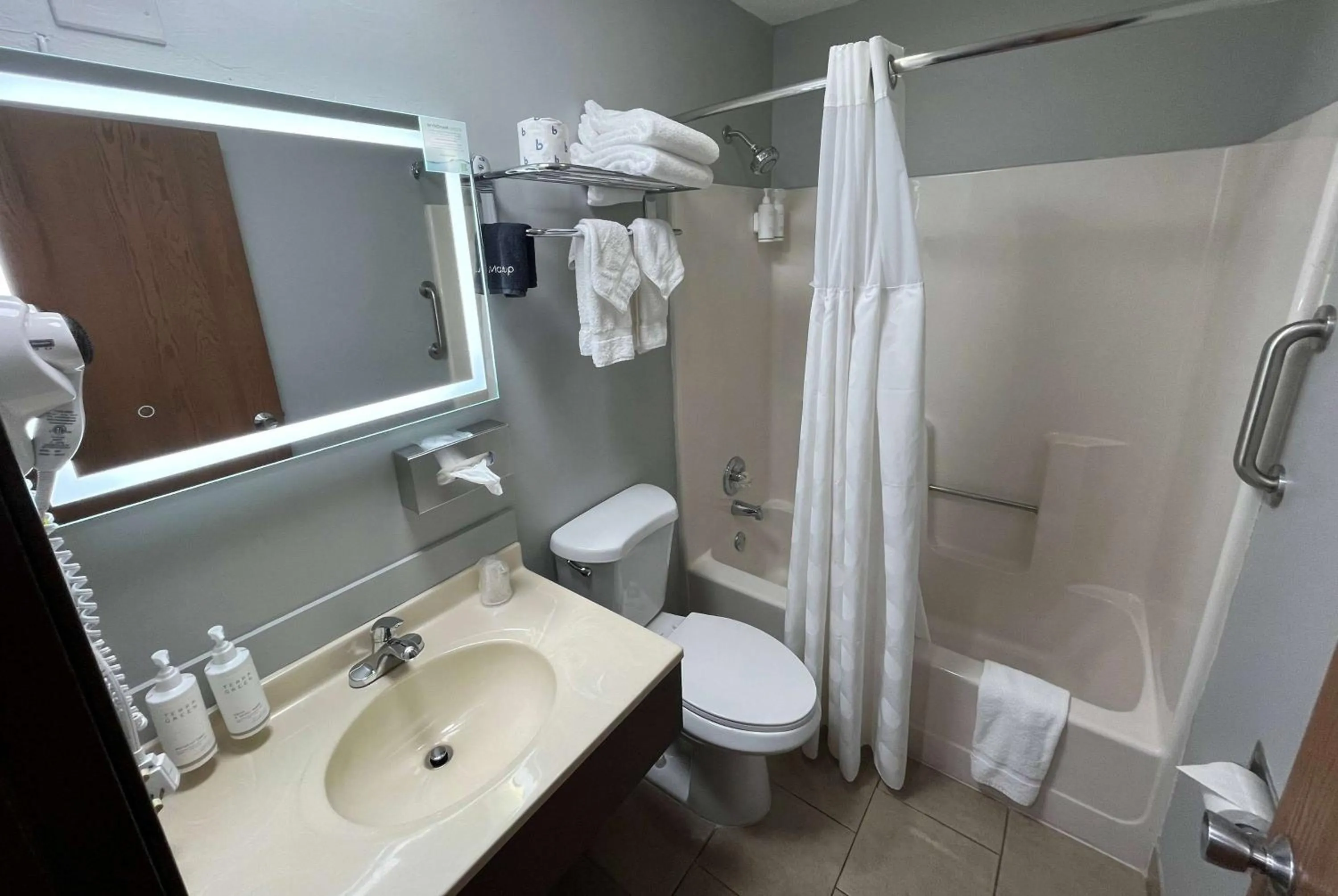 TV and multimedia in Super 8 by Wyndham Emporia