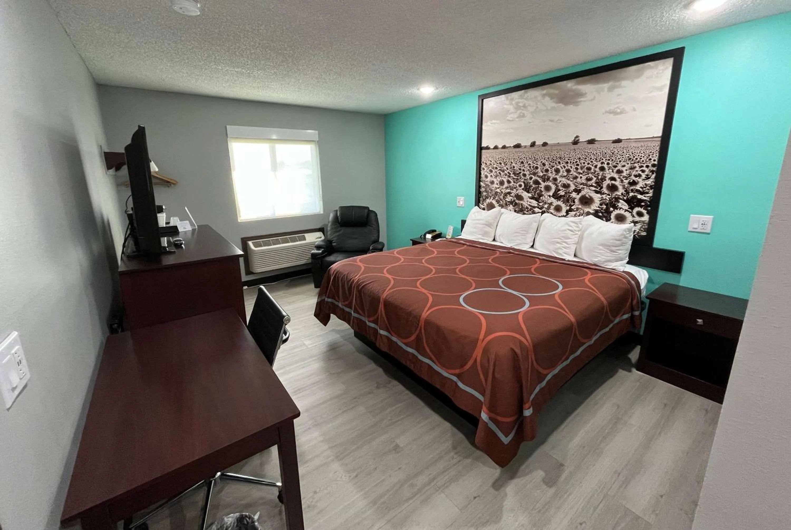 Photo of the whole room, Bed in Super 8 by Wyndham Emporia