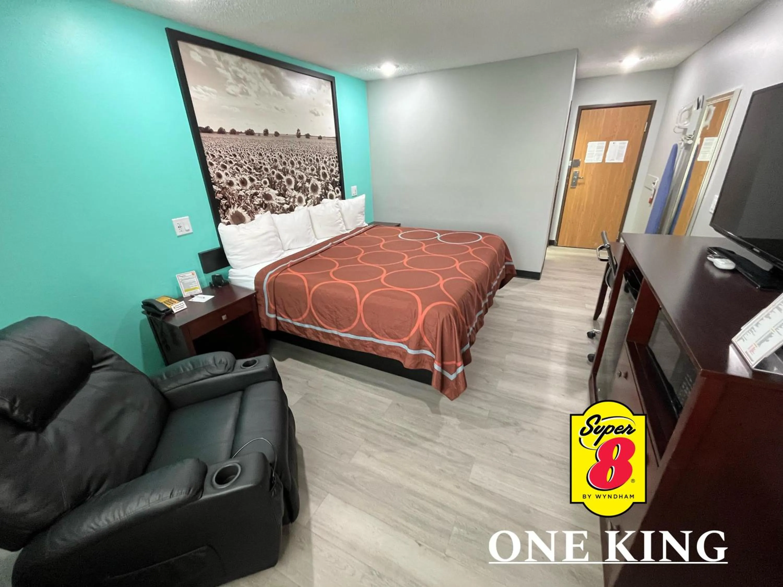 Bed in Super 8 by Wyndham Emporia