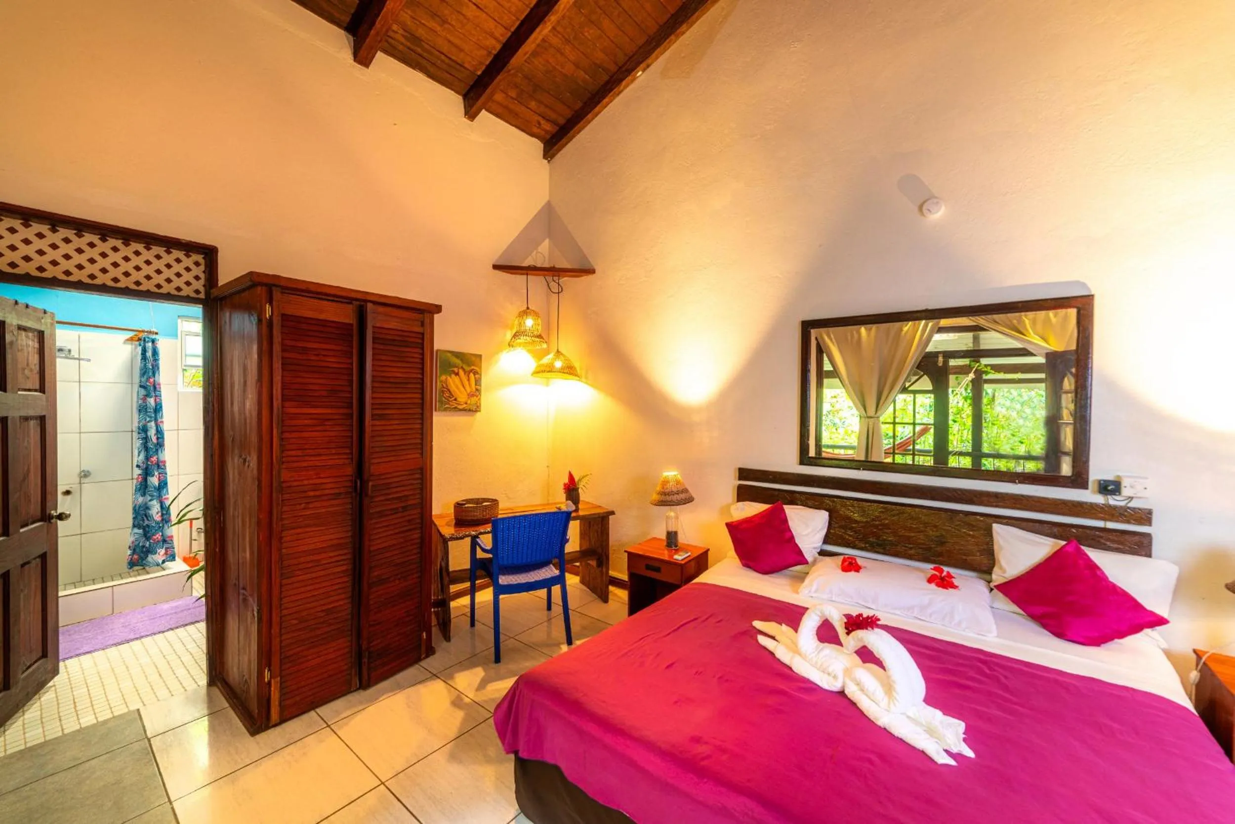 Property building, Bed in Hibiscus Valley Inn