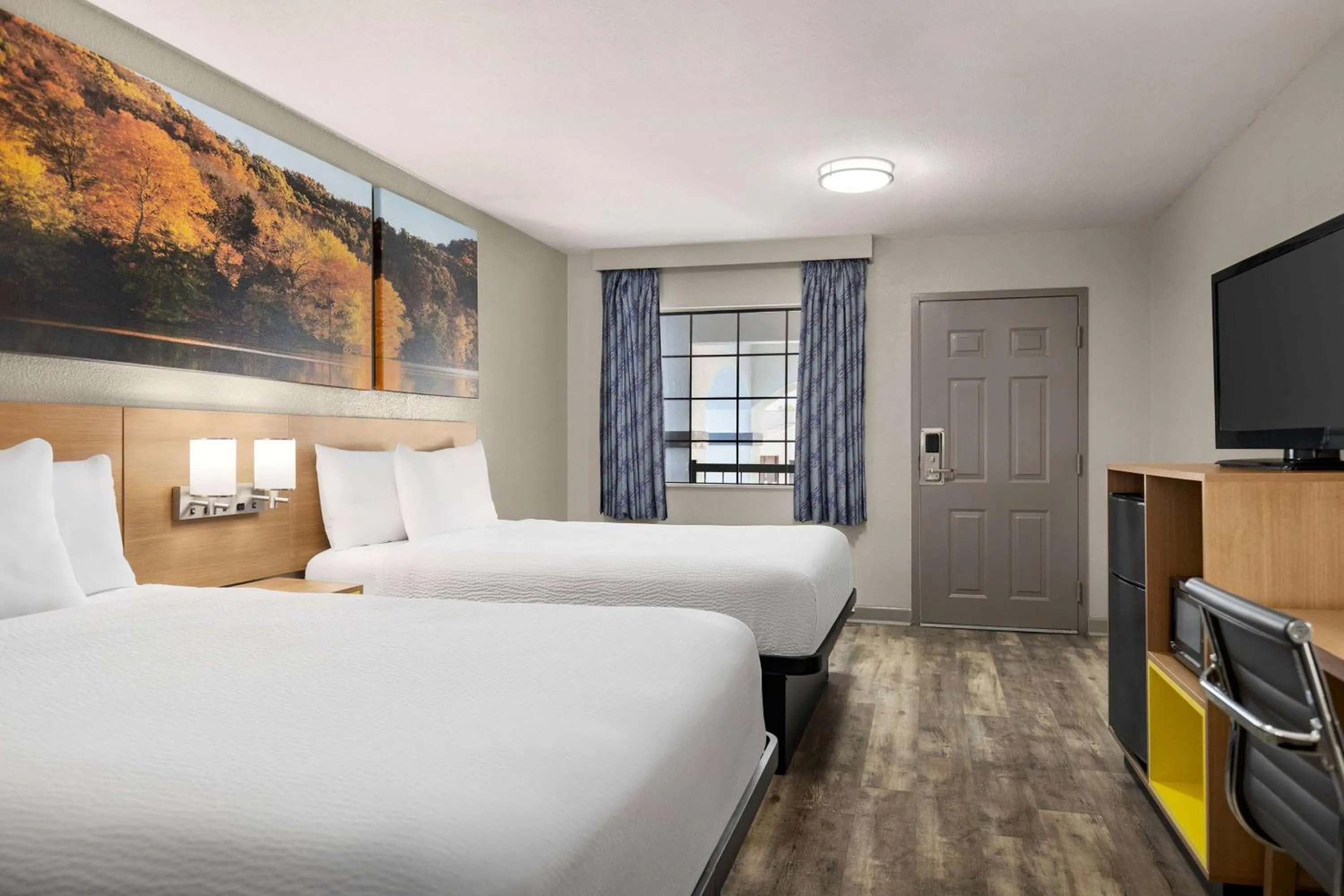 Photo of the whole room, Bed in Days Inn by Wyndham Fulton