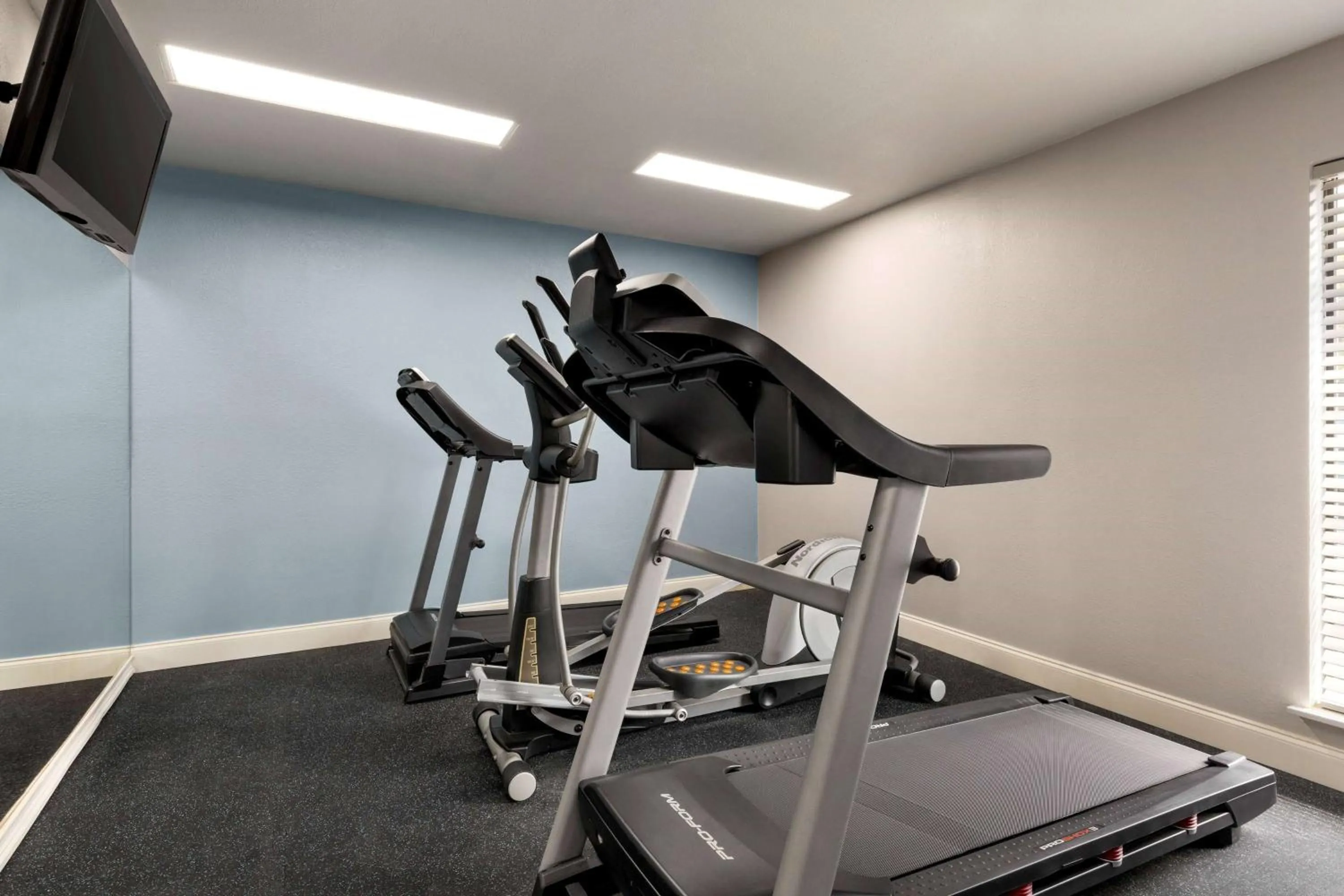 Fitness centre/facilities in Days Inn by Wyndham Fulton