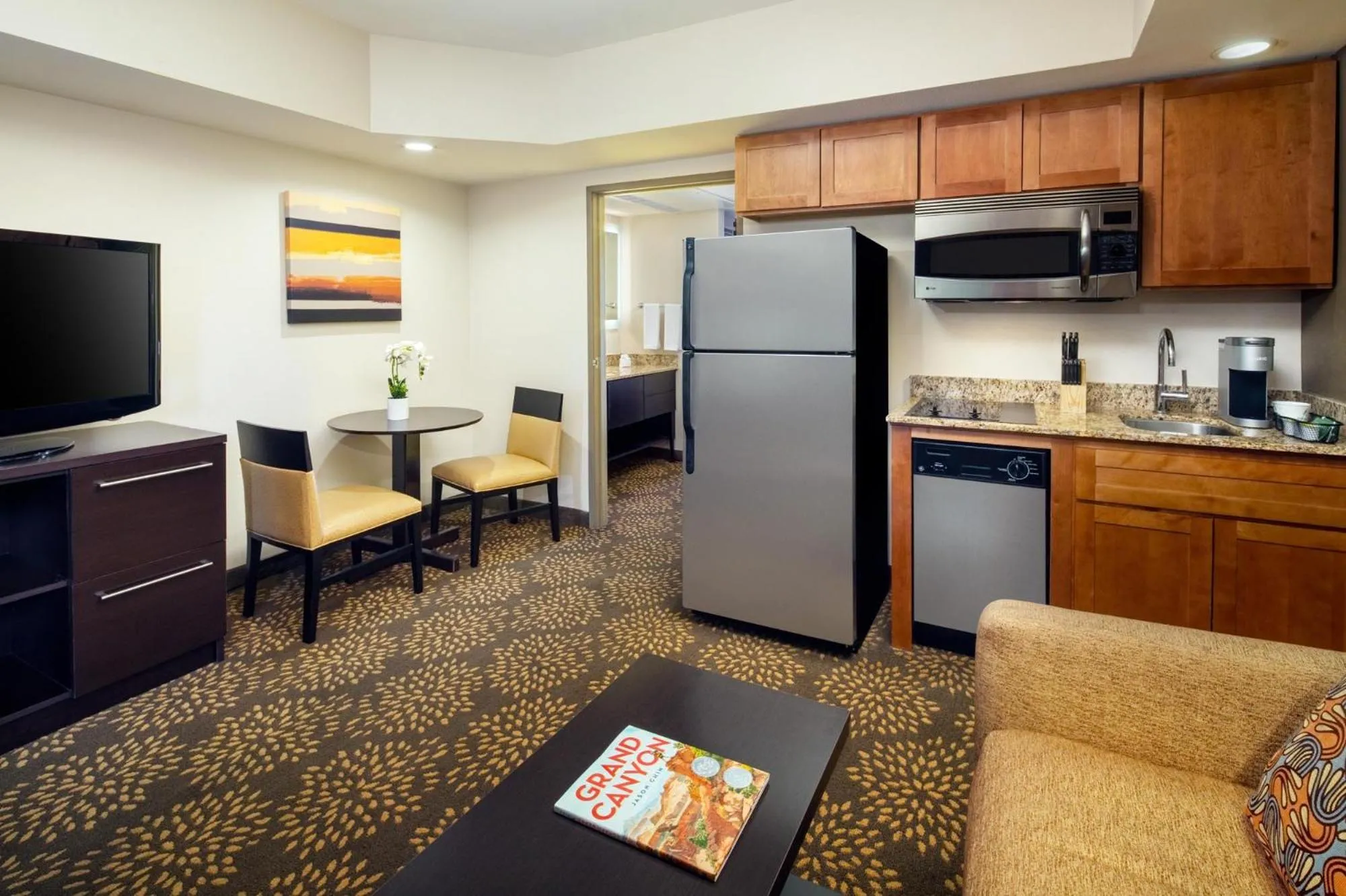 Kitchen or kitchenette in Holiday Inn and Suites Phoenix Airport North by IHG