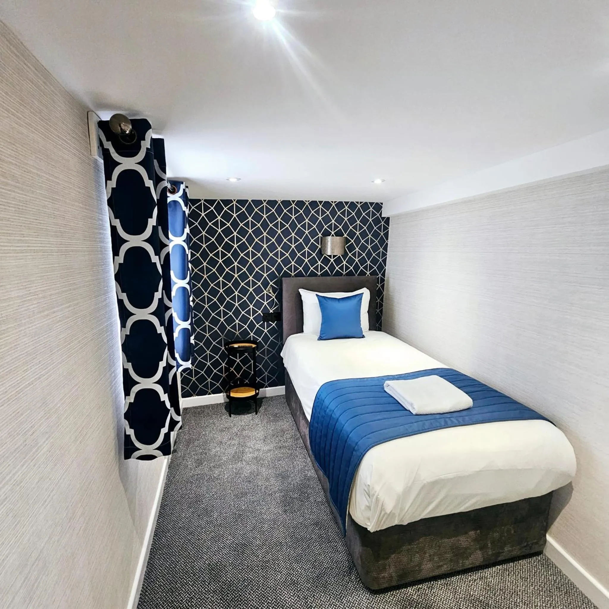 Bedroom, Bed in Mentone Hotel