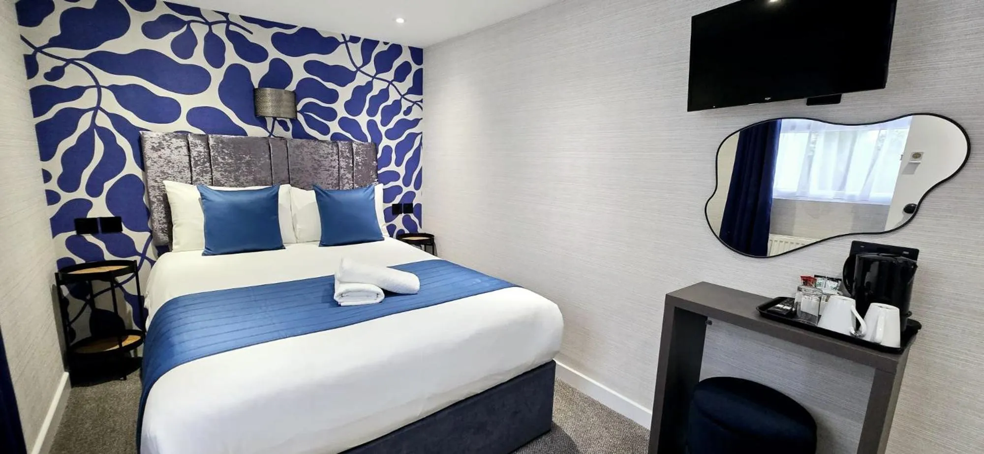 Bathroom, Bed in Mentone Hotel