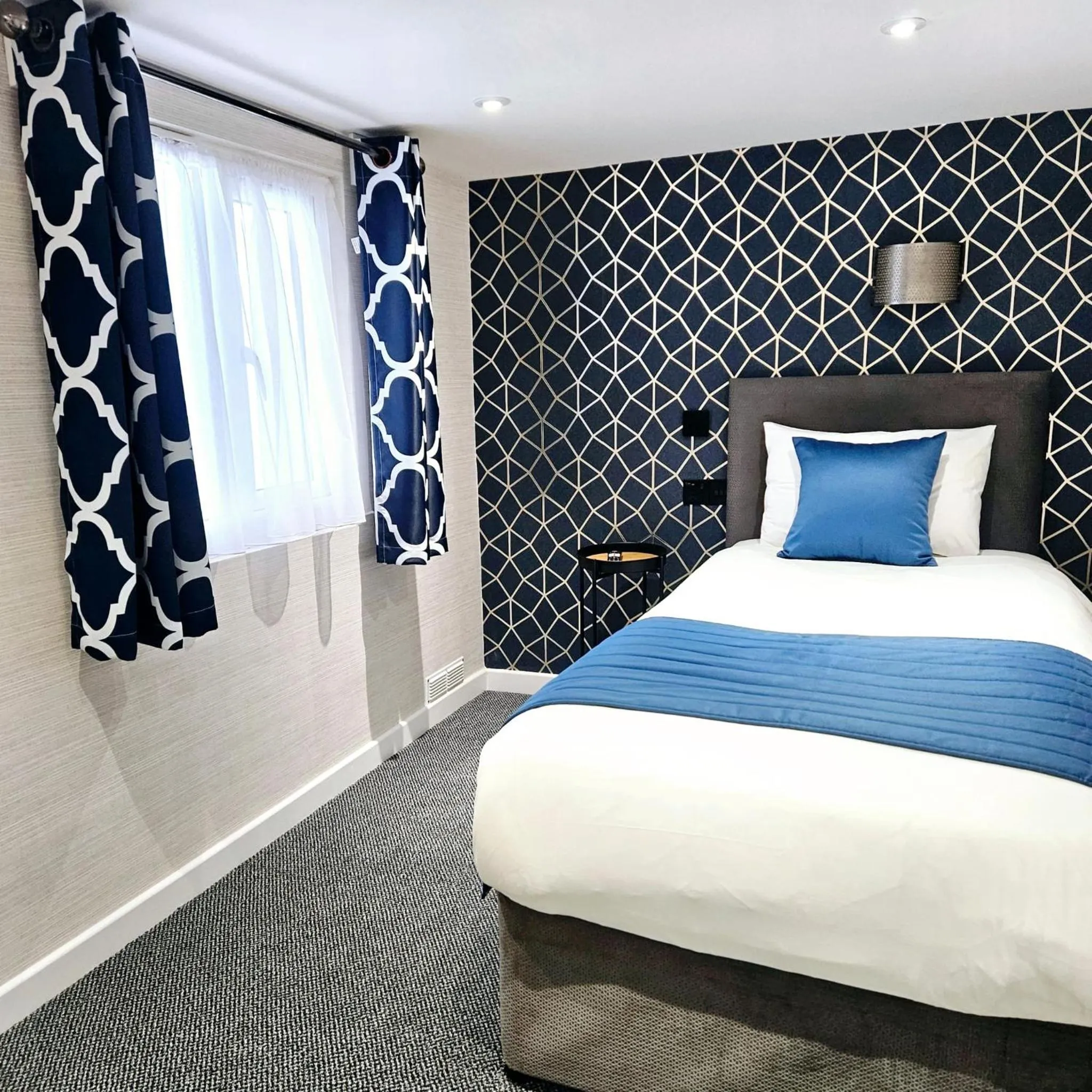 Bedroom, Bed in Mentone Hotel