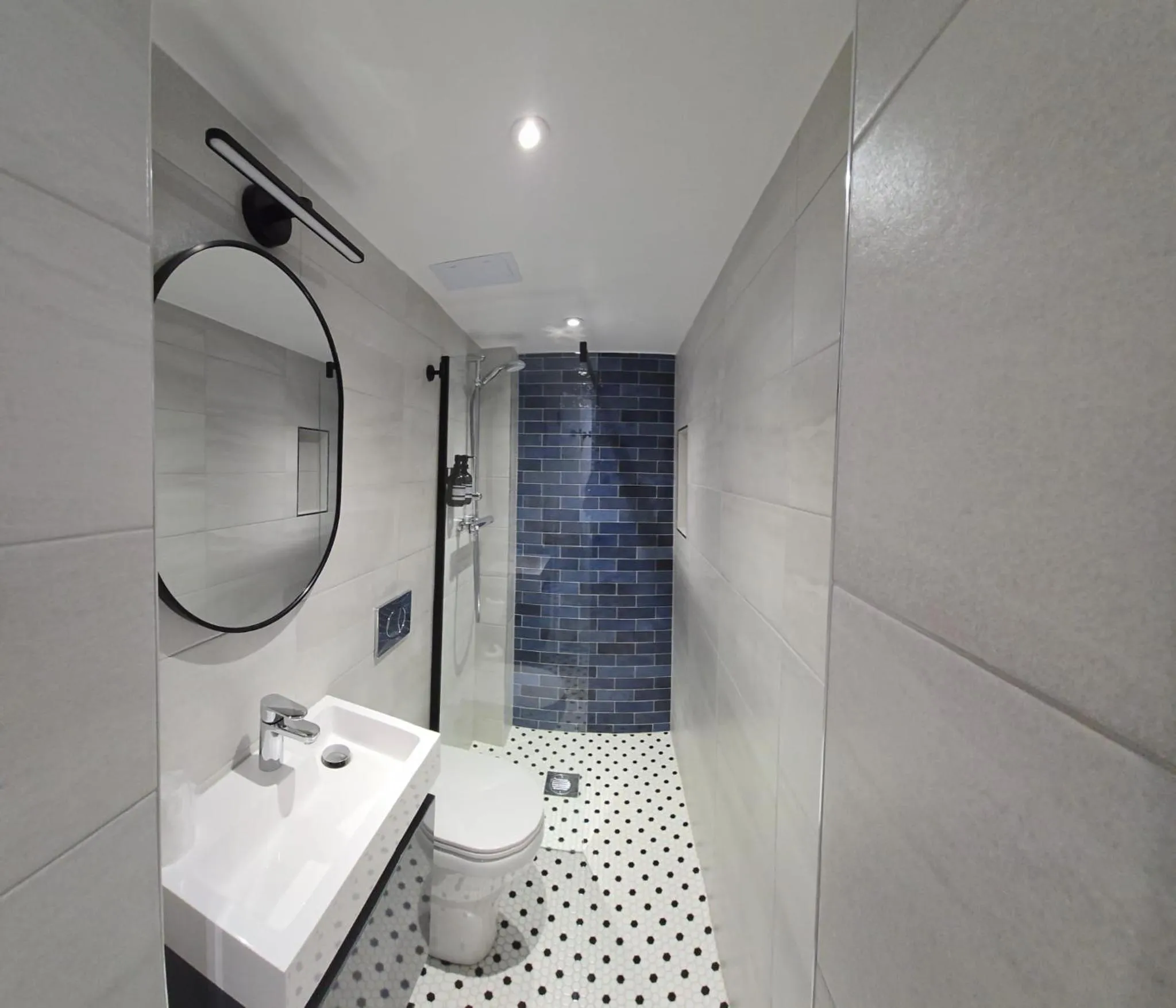 Bathroom in Mentone Hotel