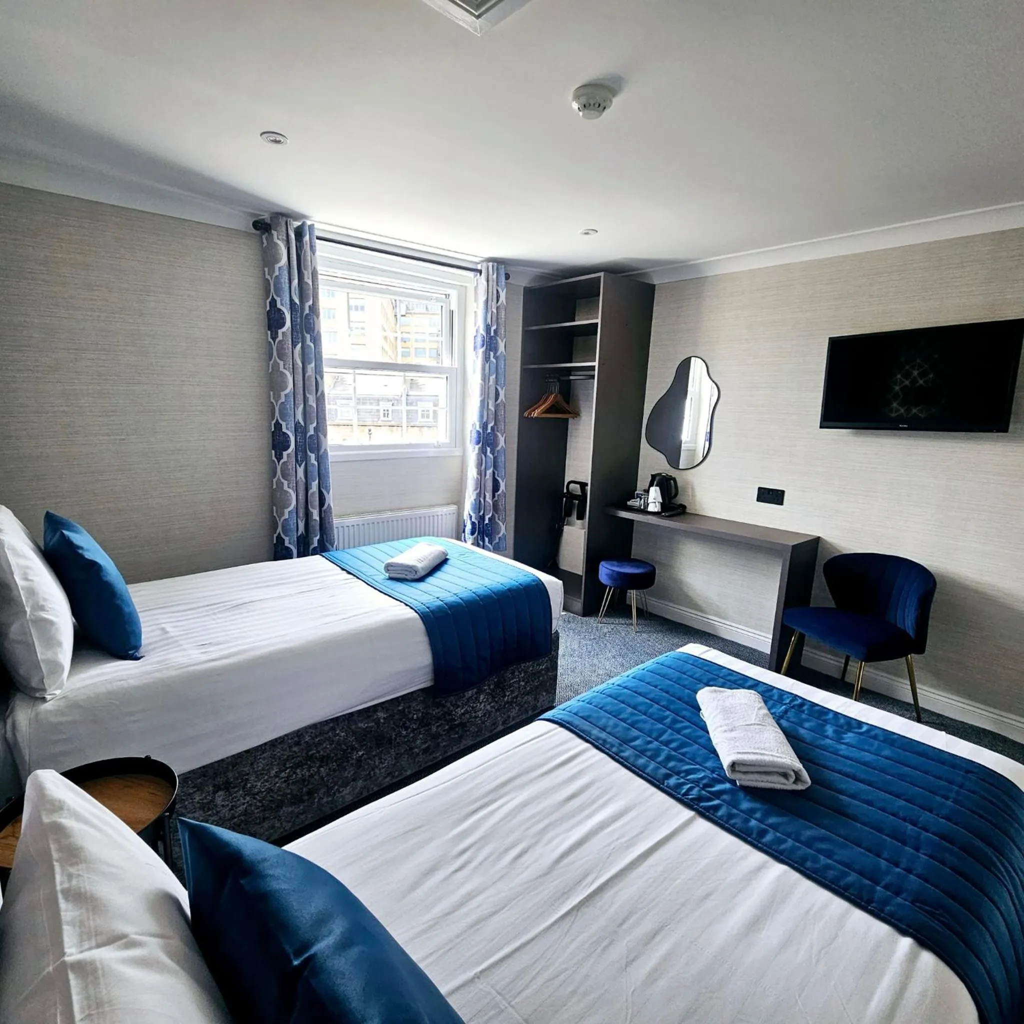 Bedroom, Bed in Mentone Hotel