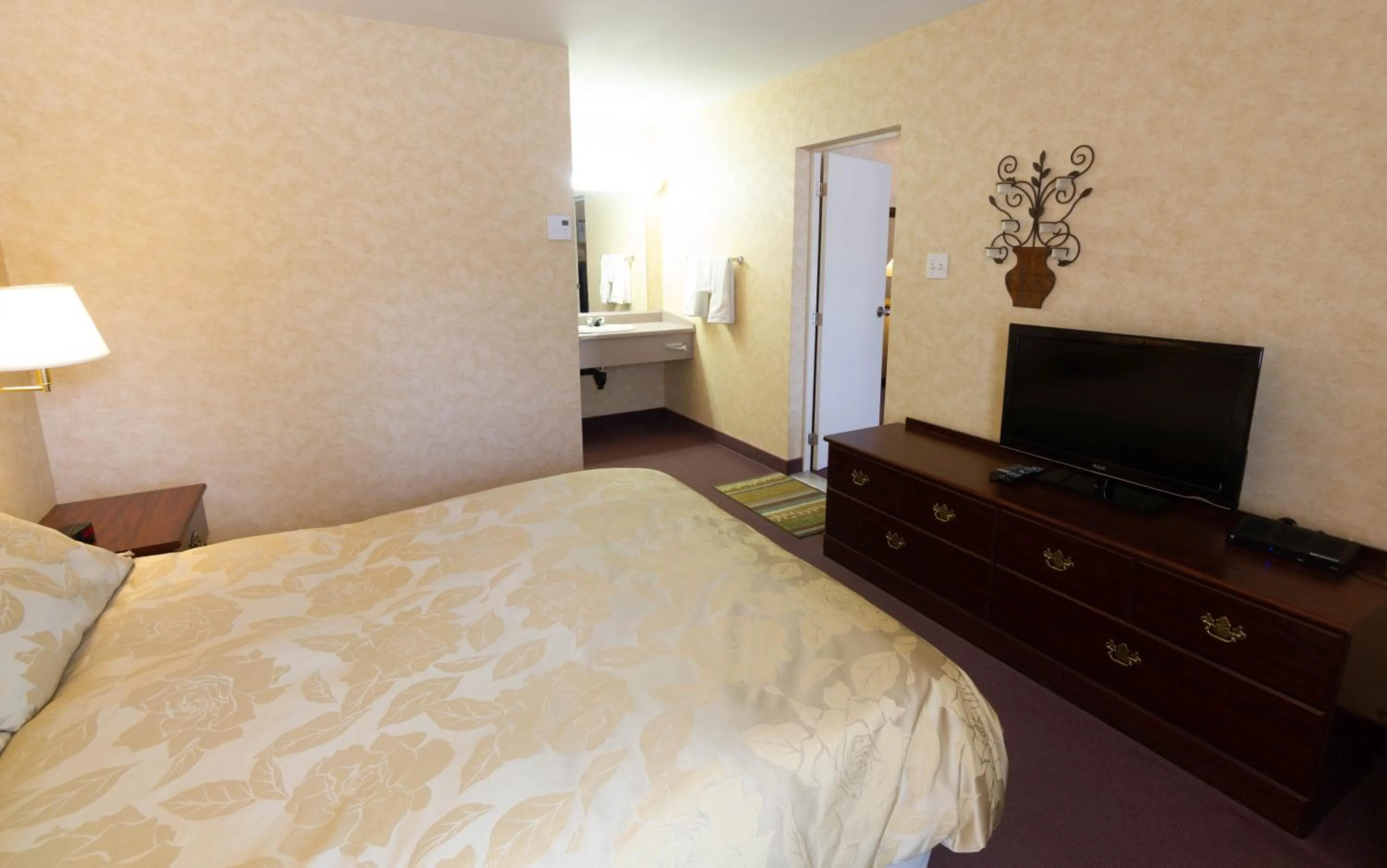 Bedroom, Bed in Auberge La Rocaille