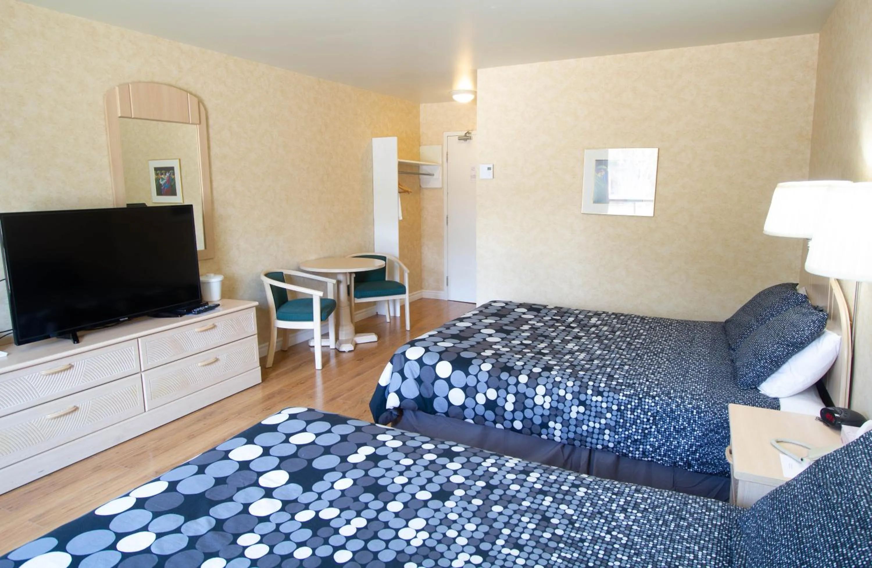 Bedroom, Bed in Auberge La Rocaille