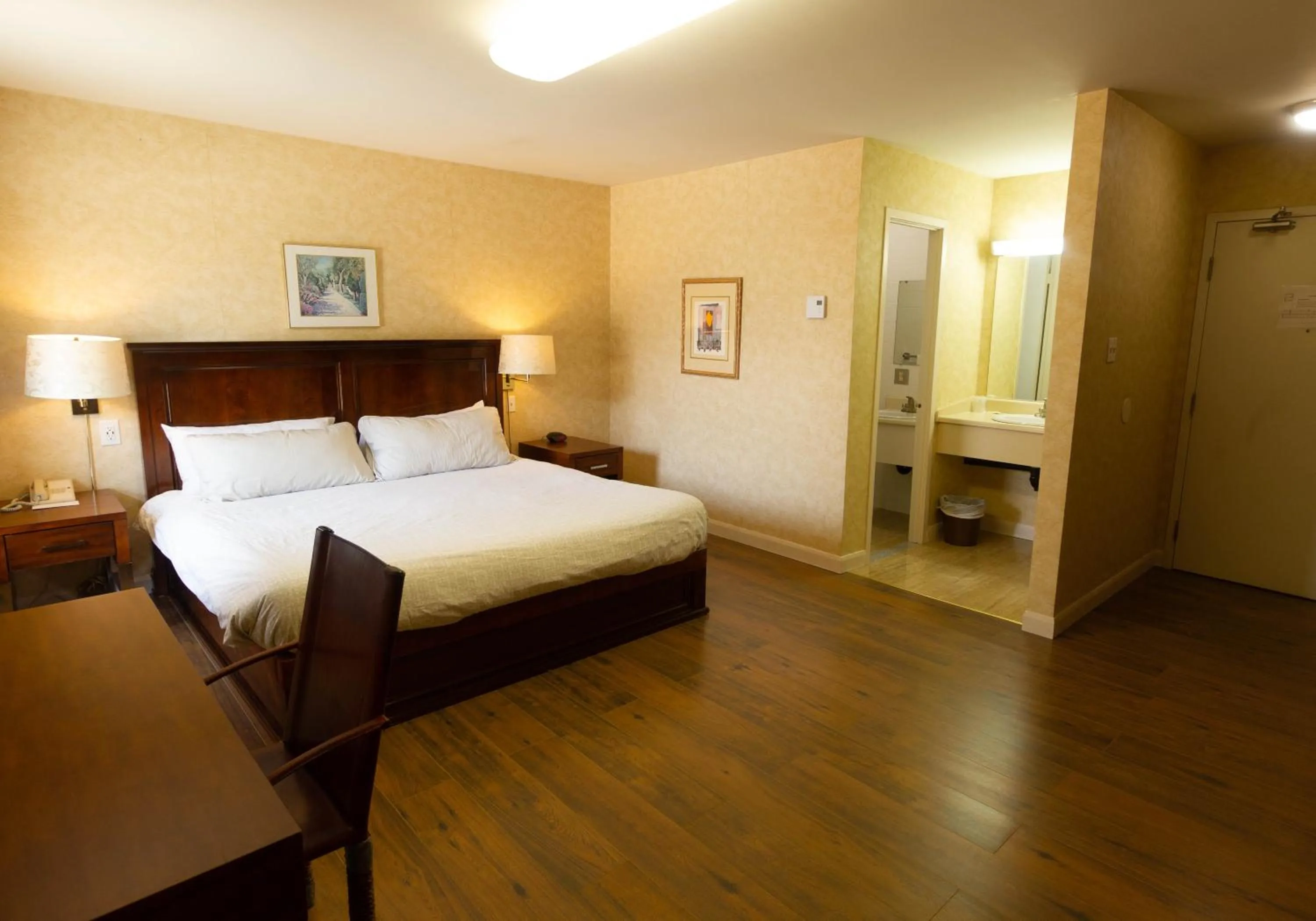 Bathroom, Bed in Auberge La Rocaille