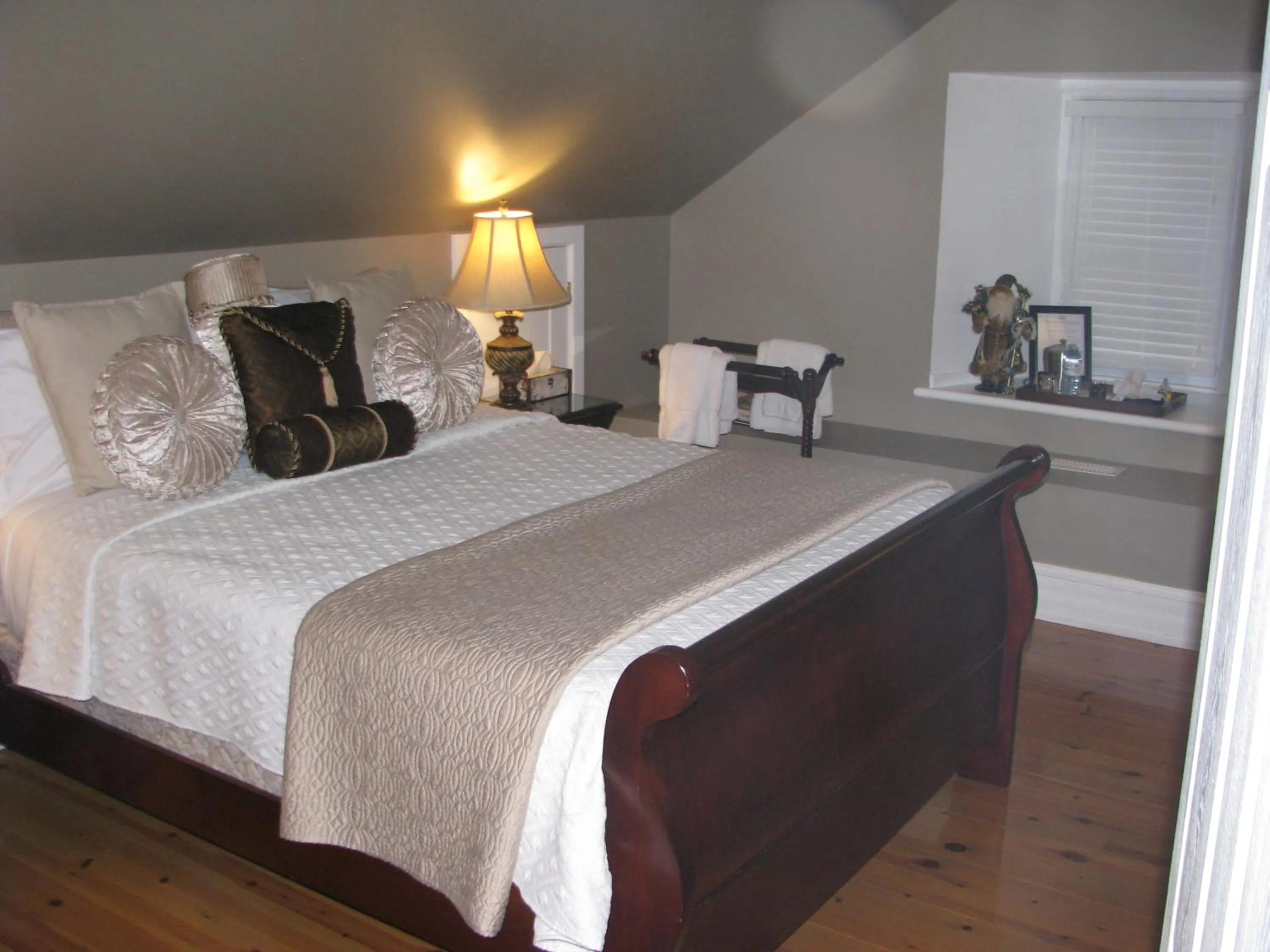 Bed in Clyde Hall Bed and Breakfast