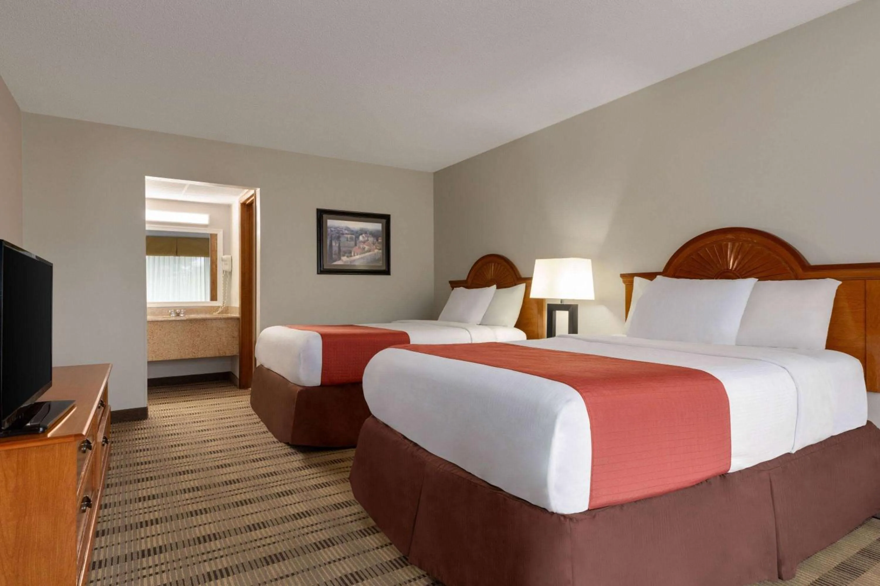 Photo of the whole room, Bed in Baymont by Wyndham Lynchburg