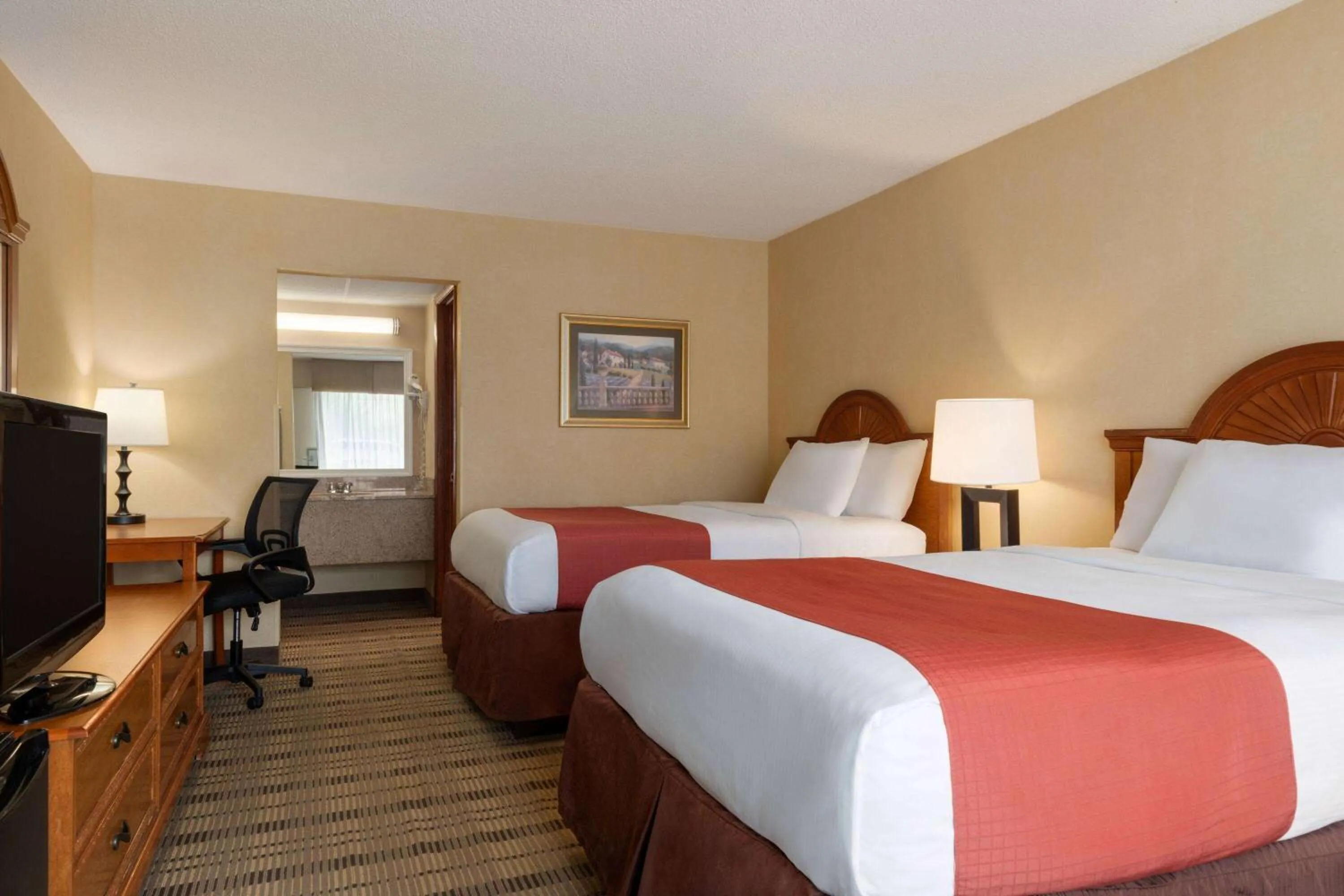 Photo of the whole room, Bed in Baymont by Wyndham Lynchburg