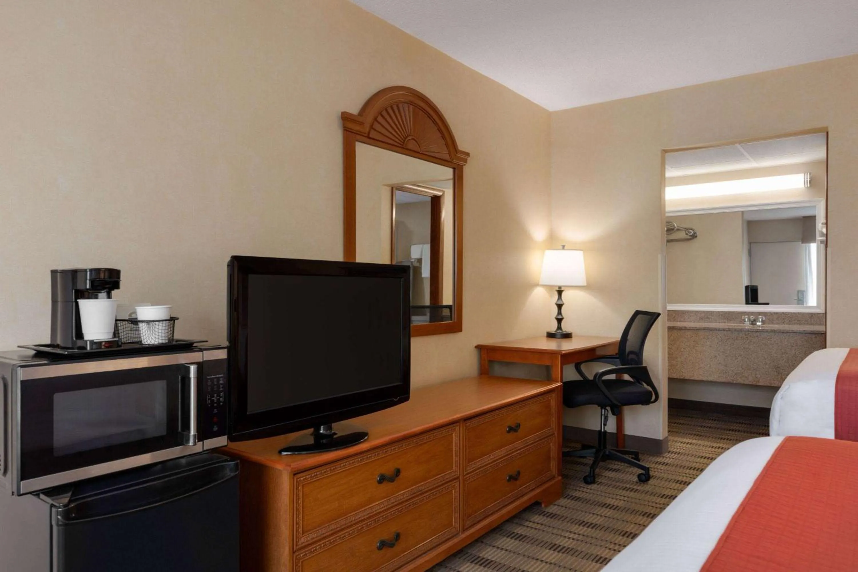 Photo of the whole room, Bed in Baymont by Wyndham Lynchburg