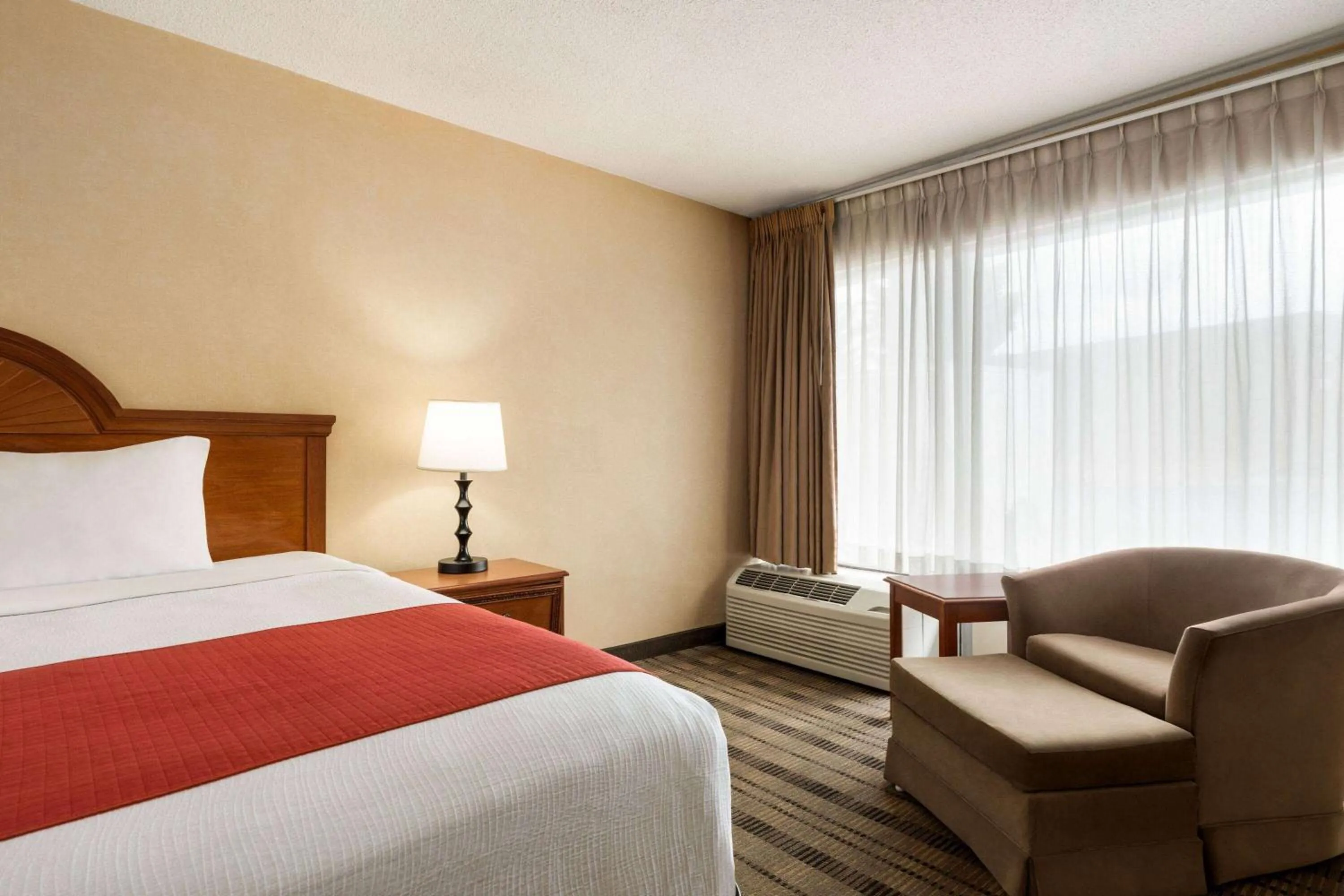 Photo of the whole room, Bed in Baymont by Wyndham Lynchburg