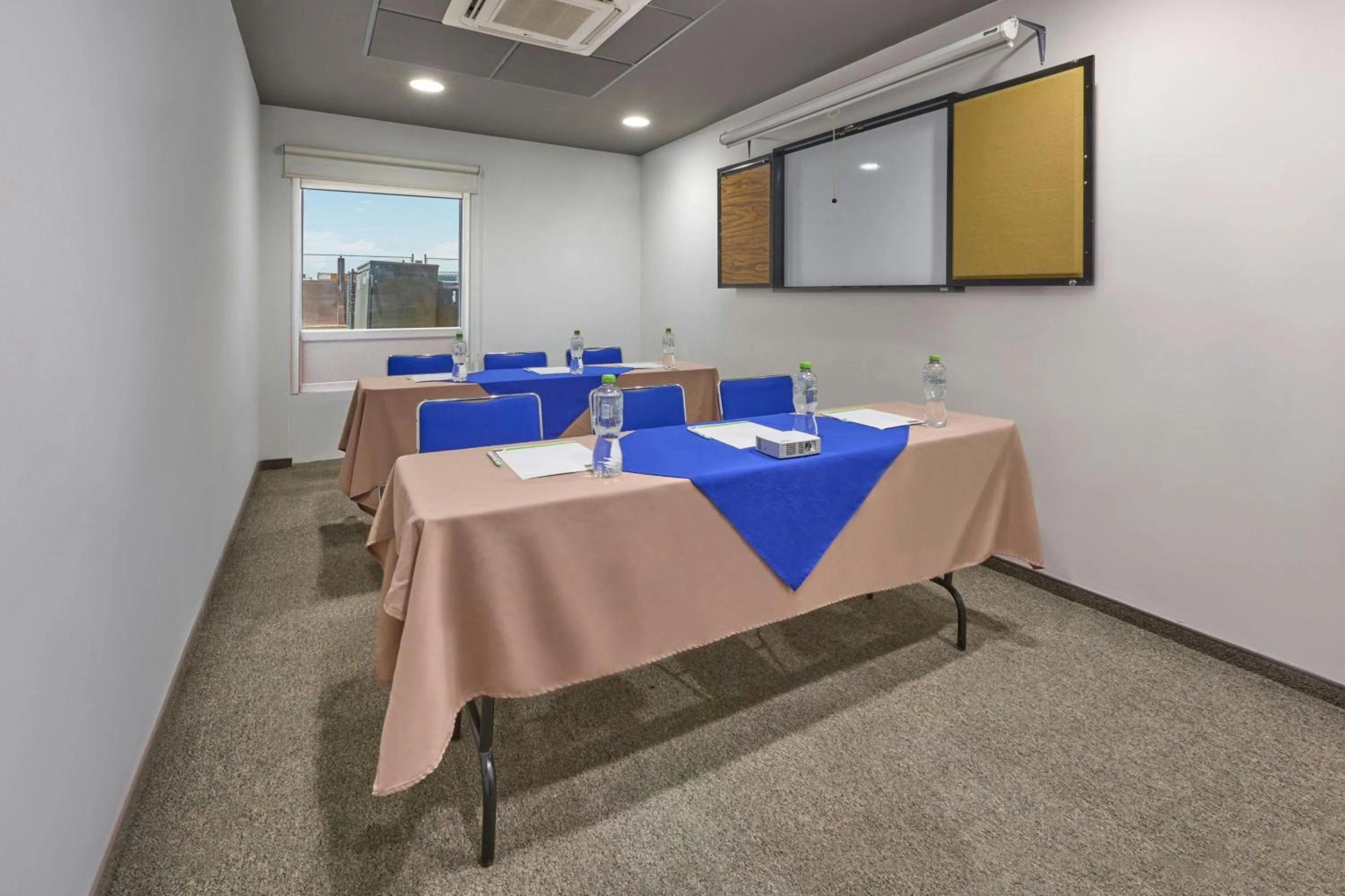 Meeting/conference room in City Express Junior by Marriott Mexicali