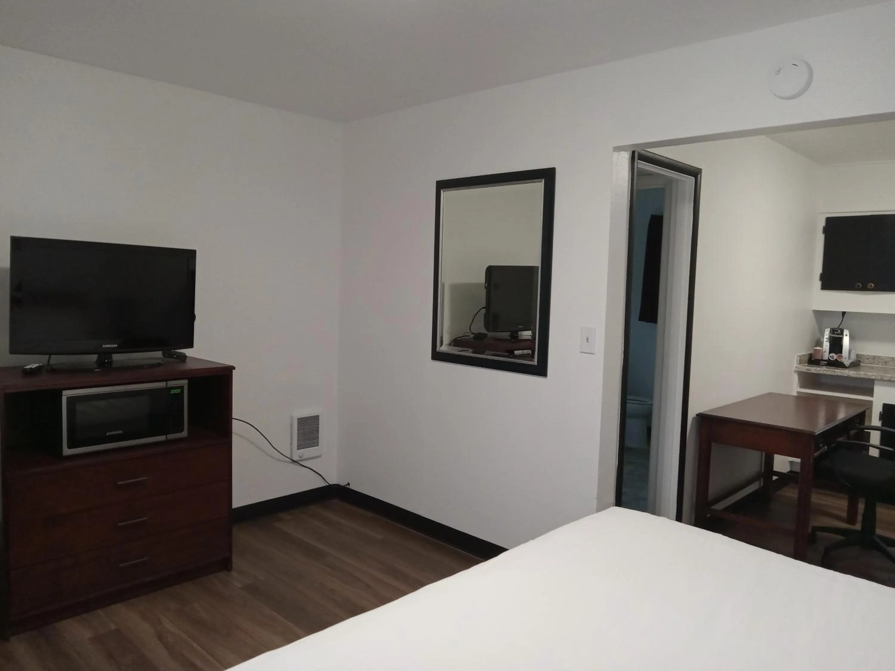 TV and multimedia, Bed in Blue Coast Inn & Suites