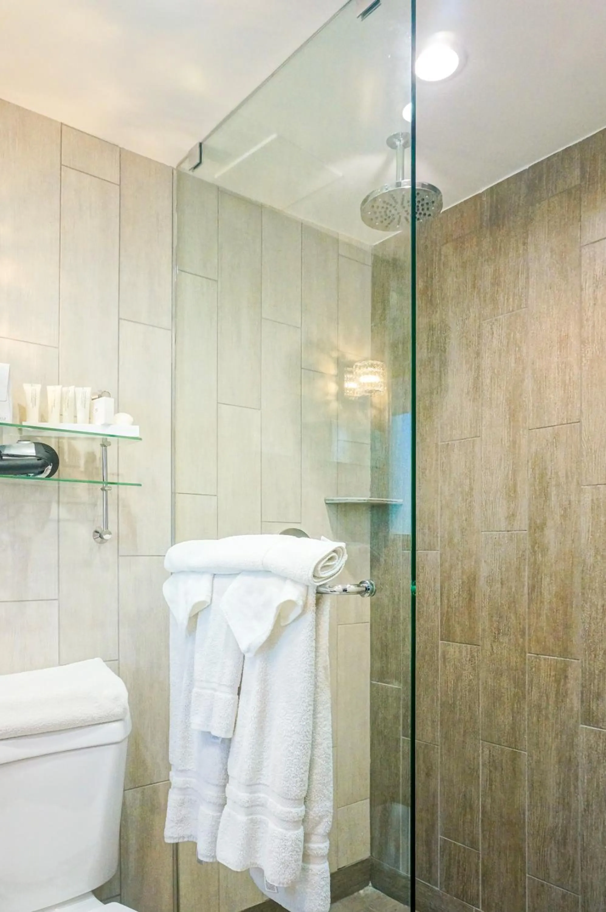 Shower in Balboa Inn, On The Beach At Newport