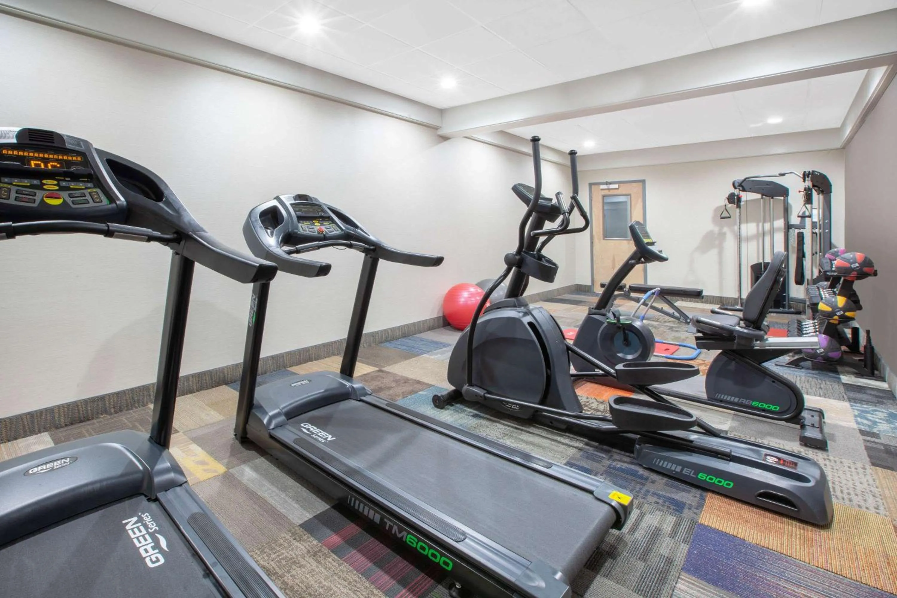 Fitness centre/facilities in Baymont by Wyndham Grand Rapids Near Downtown