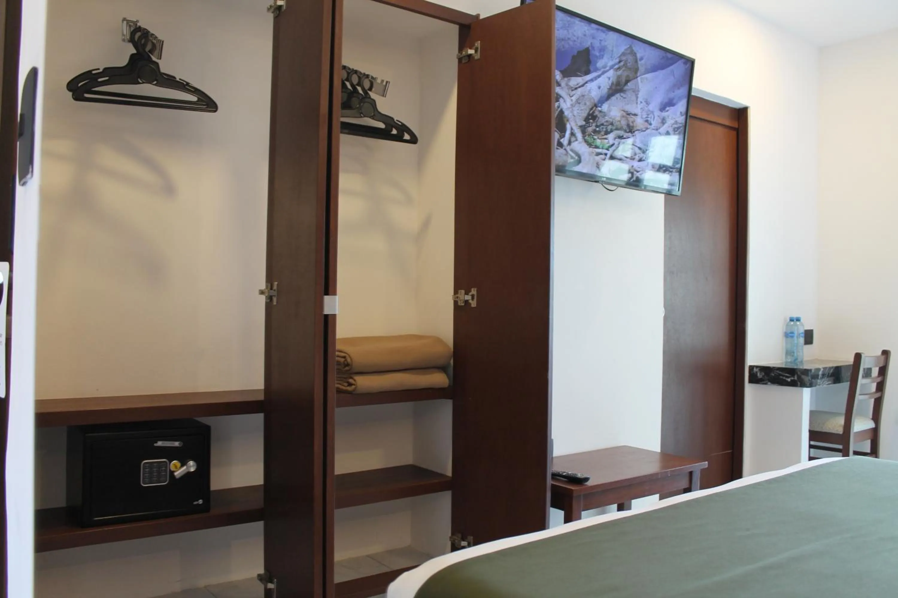 TV and multimedia, Bed in Hotel Colonial de Merida