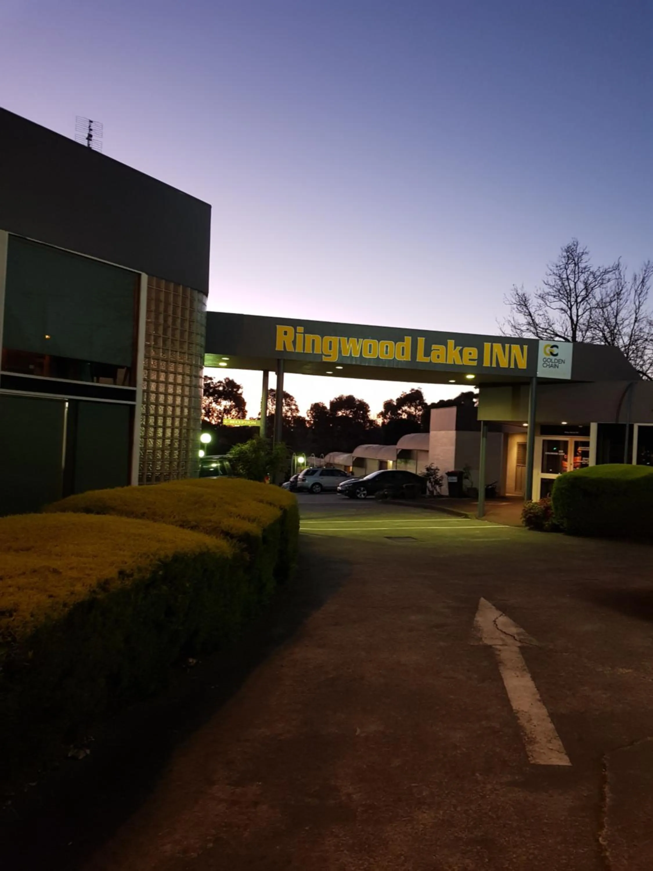 Facade/entrance in Ringwood Lake Inn