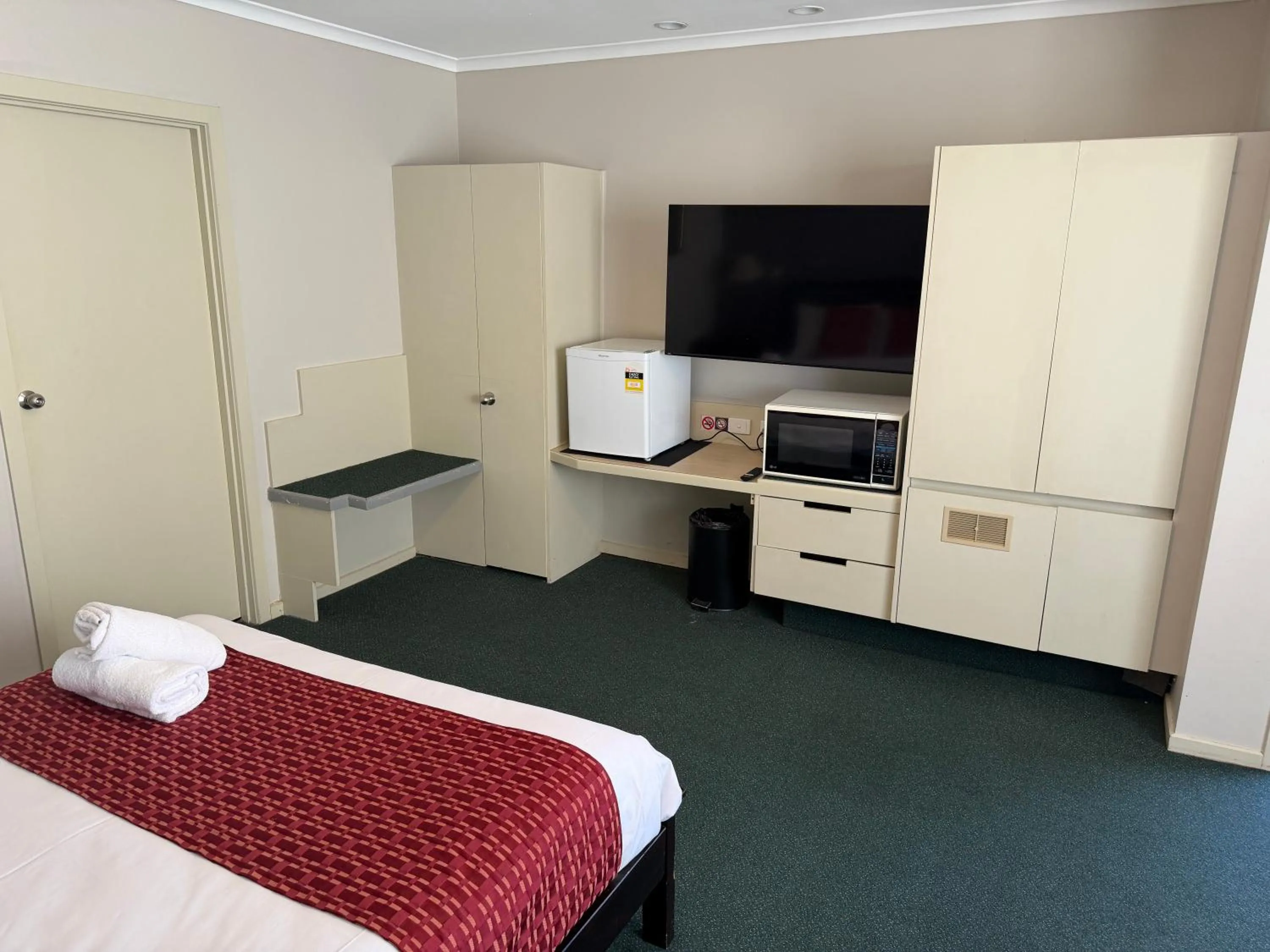 Bed in Ringwood Lake Inn