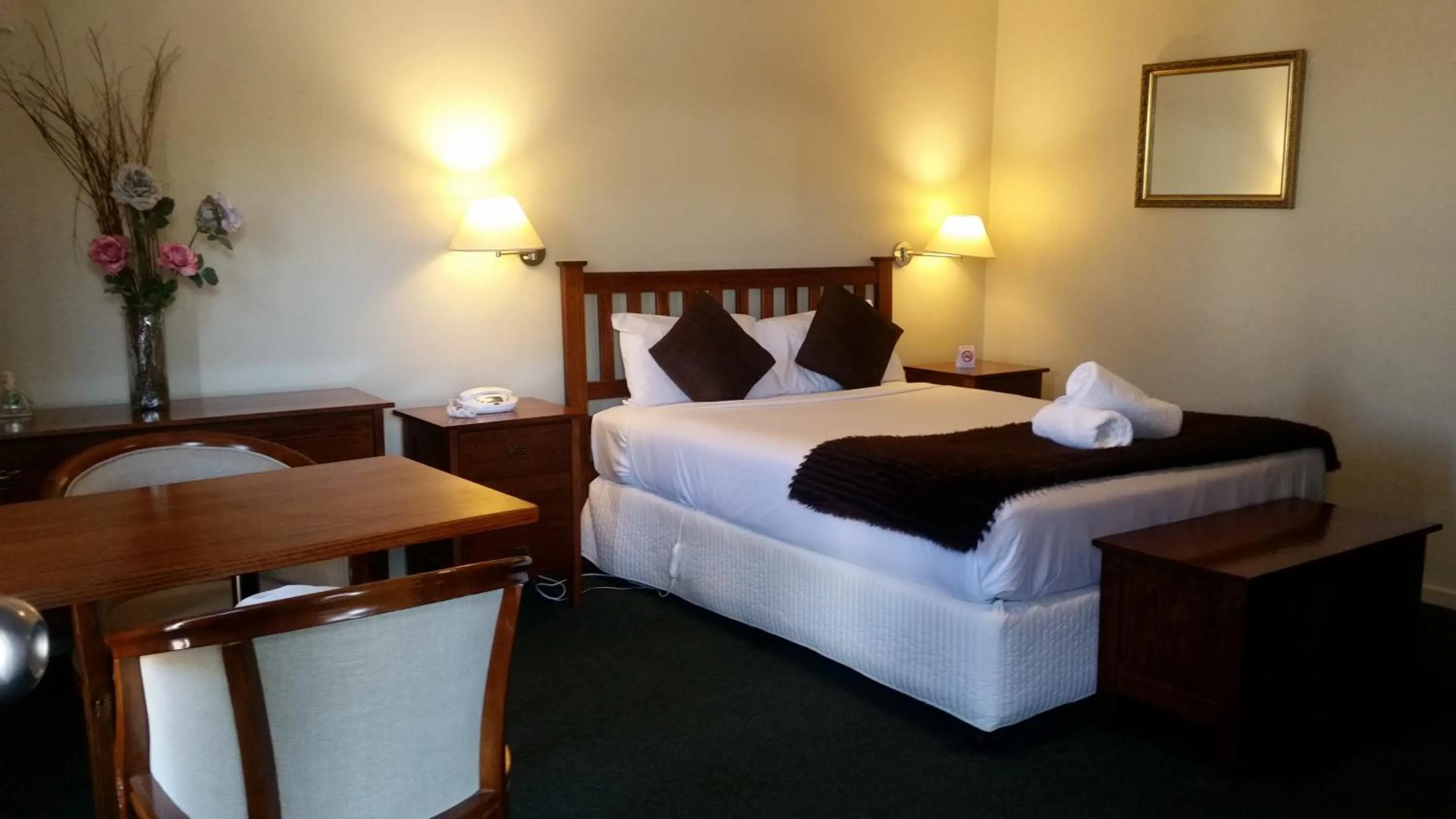 Dining area, Bed in Ringwood Lake Inn