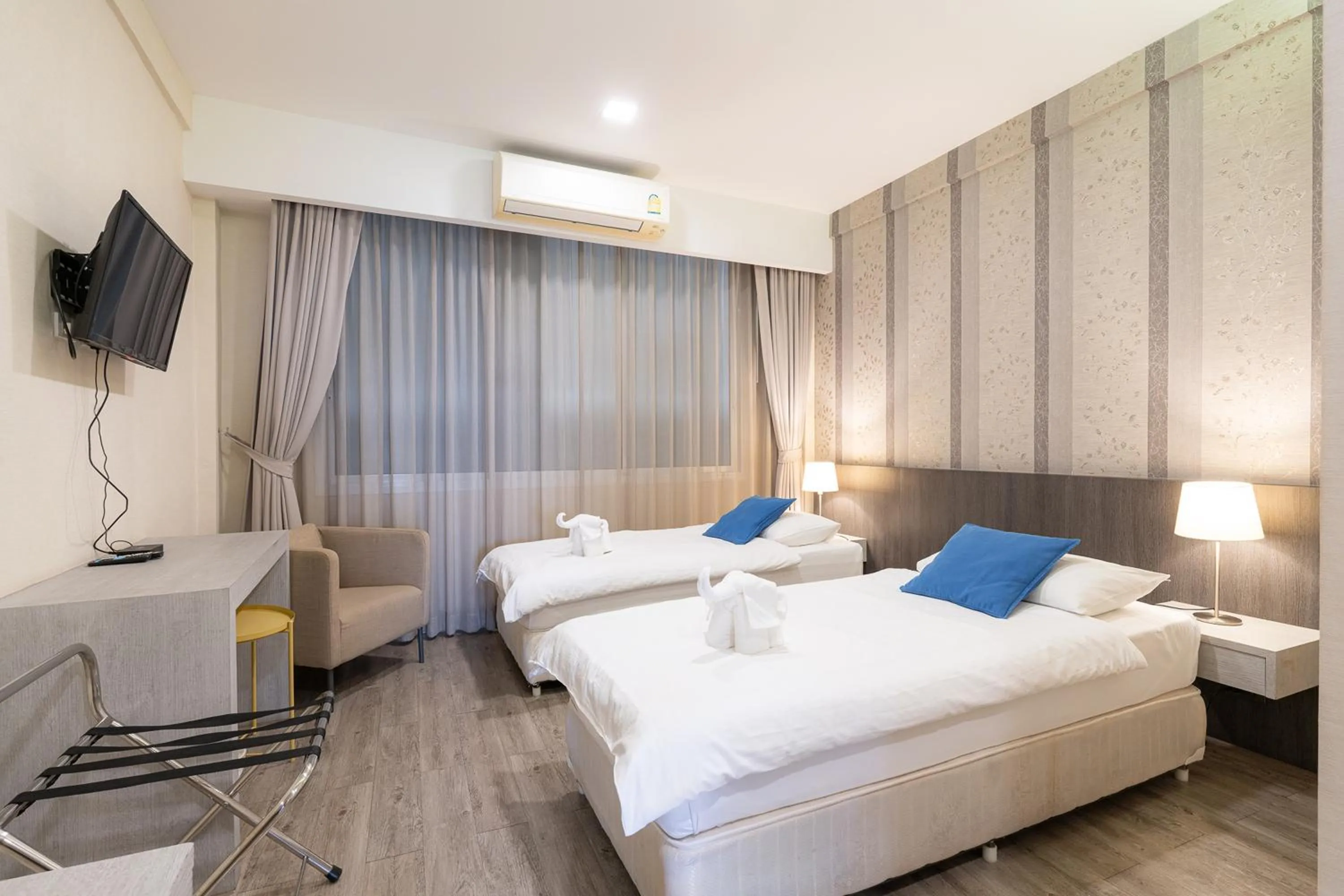 Photo of the whole room, Bed in Ratchadamnoen Residence