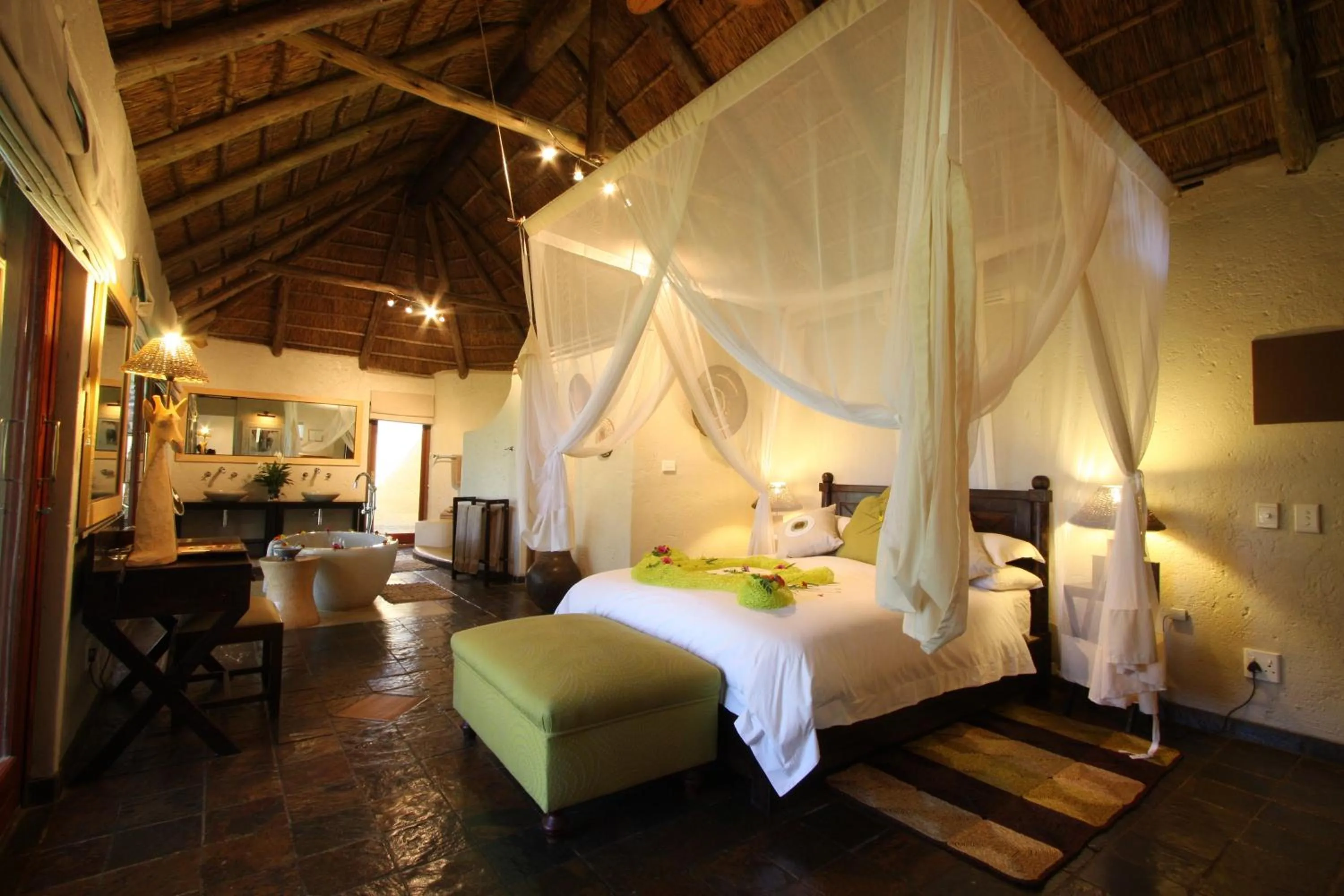 Bedroom, Bed in Tau Game Lodge