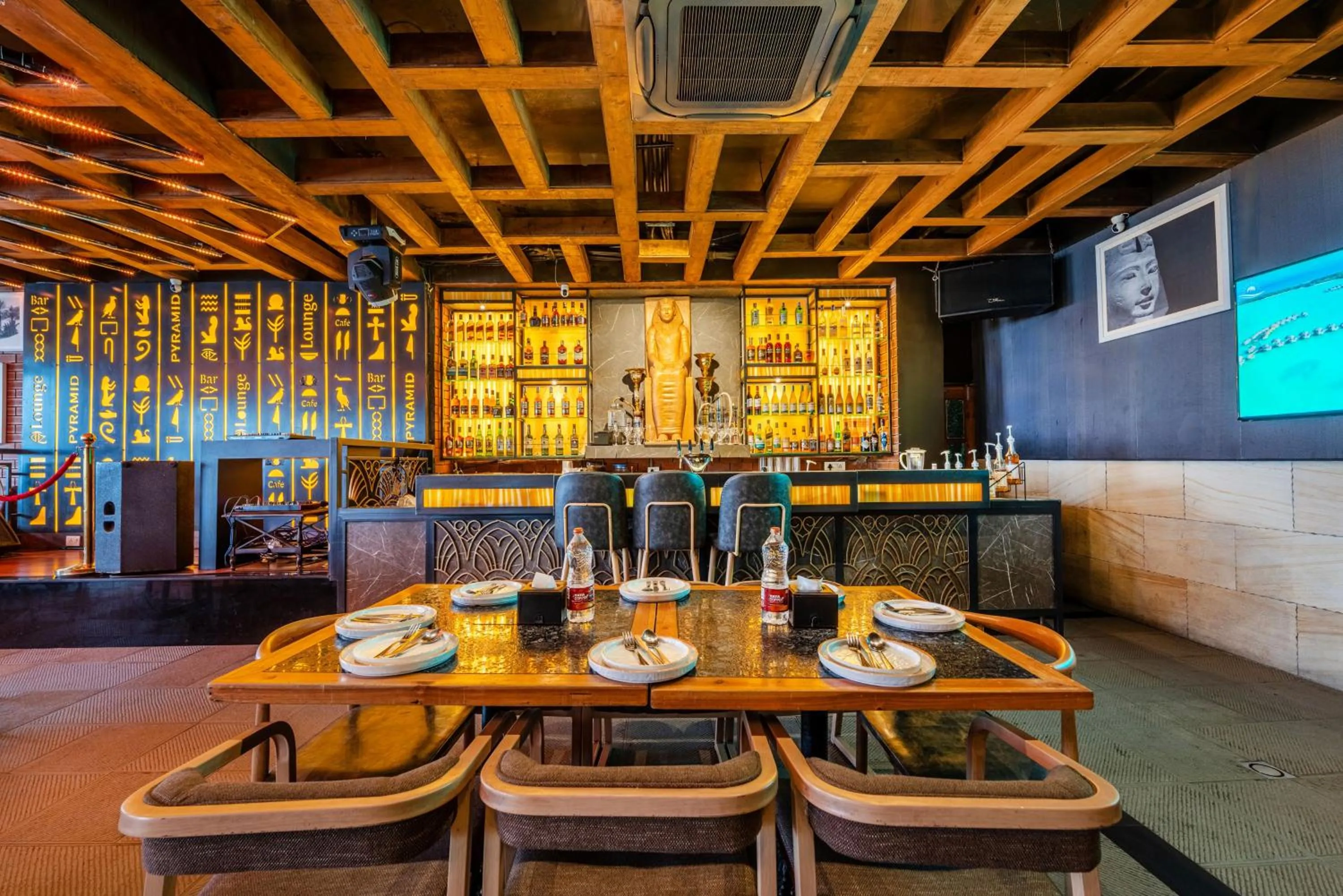 Lounge or bar in Treebo Premium Bridge View Regency, Mall Road