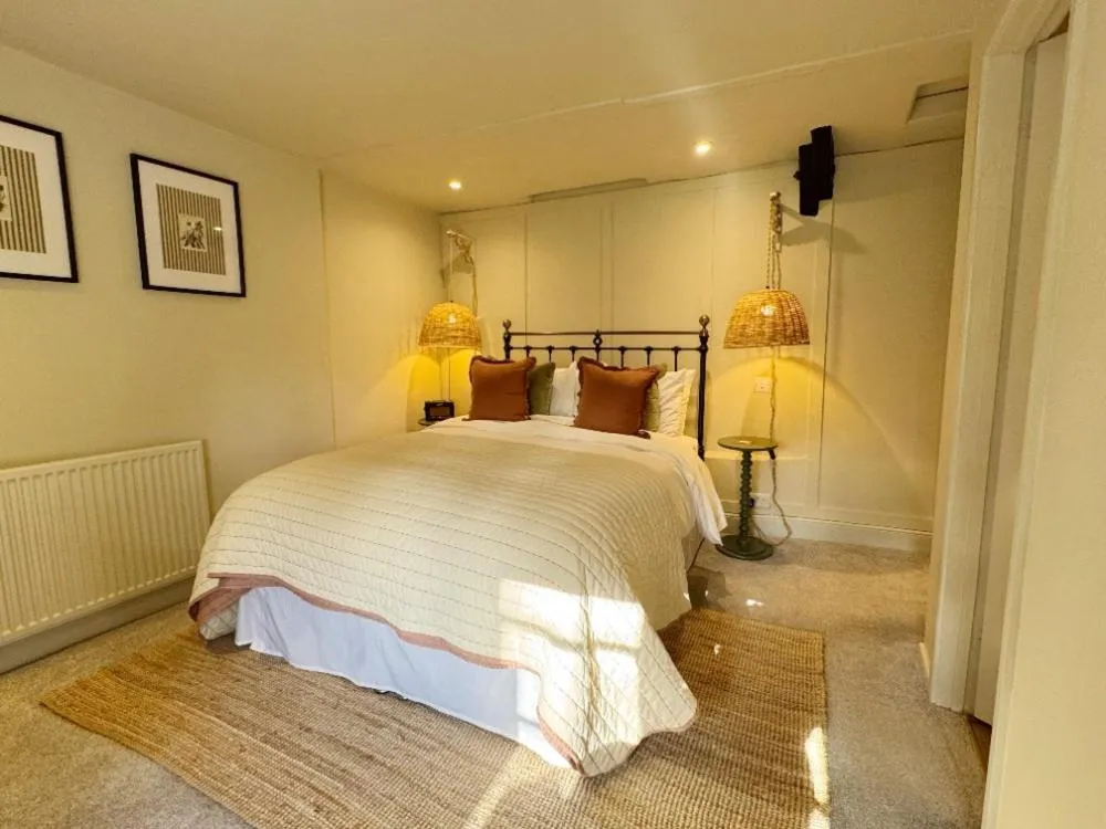 Shower, Bed in Neeld Arms