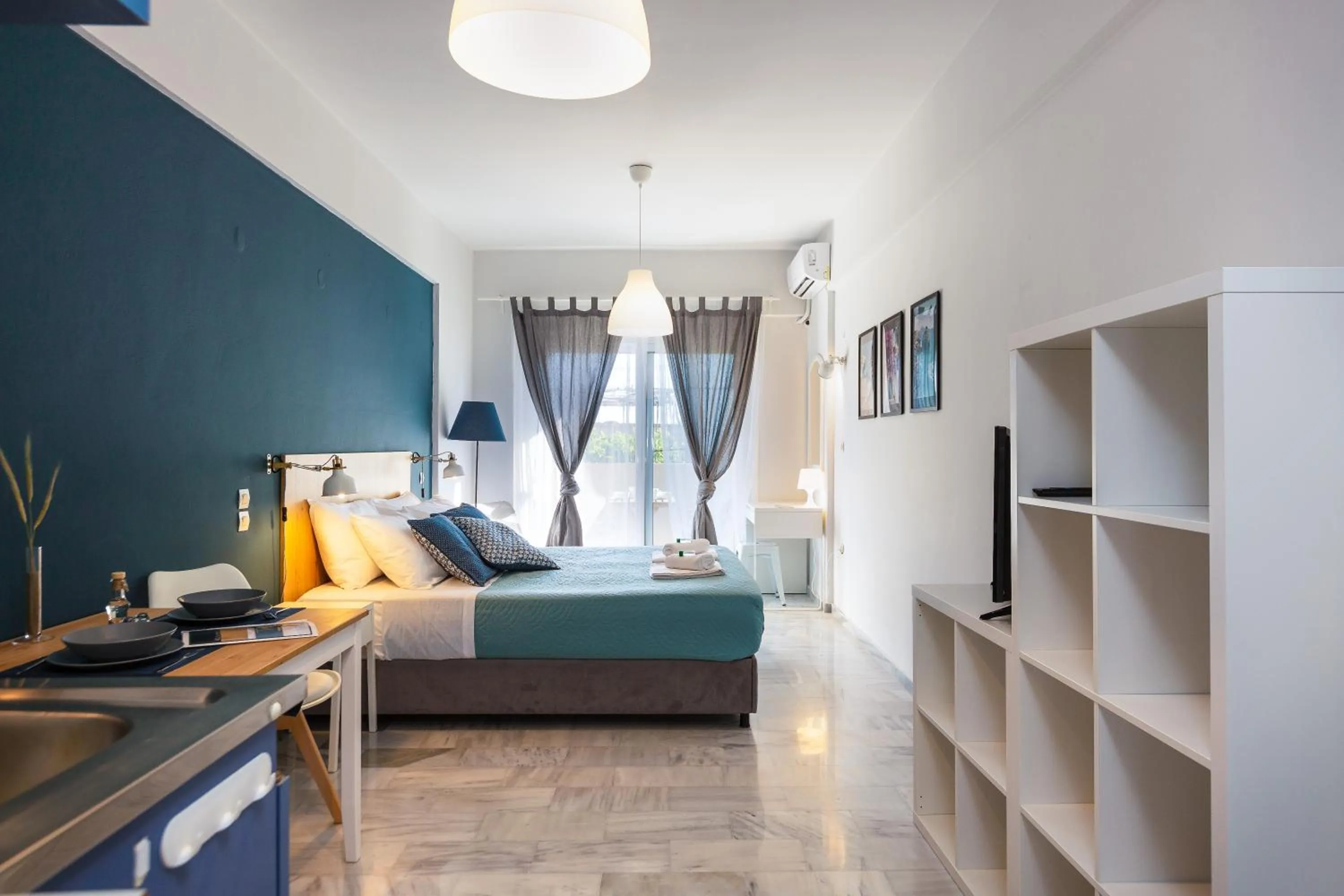 Dining area, Bed in Theros