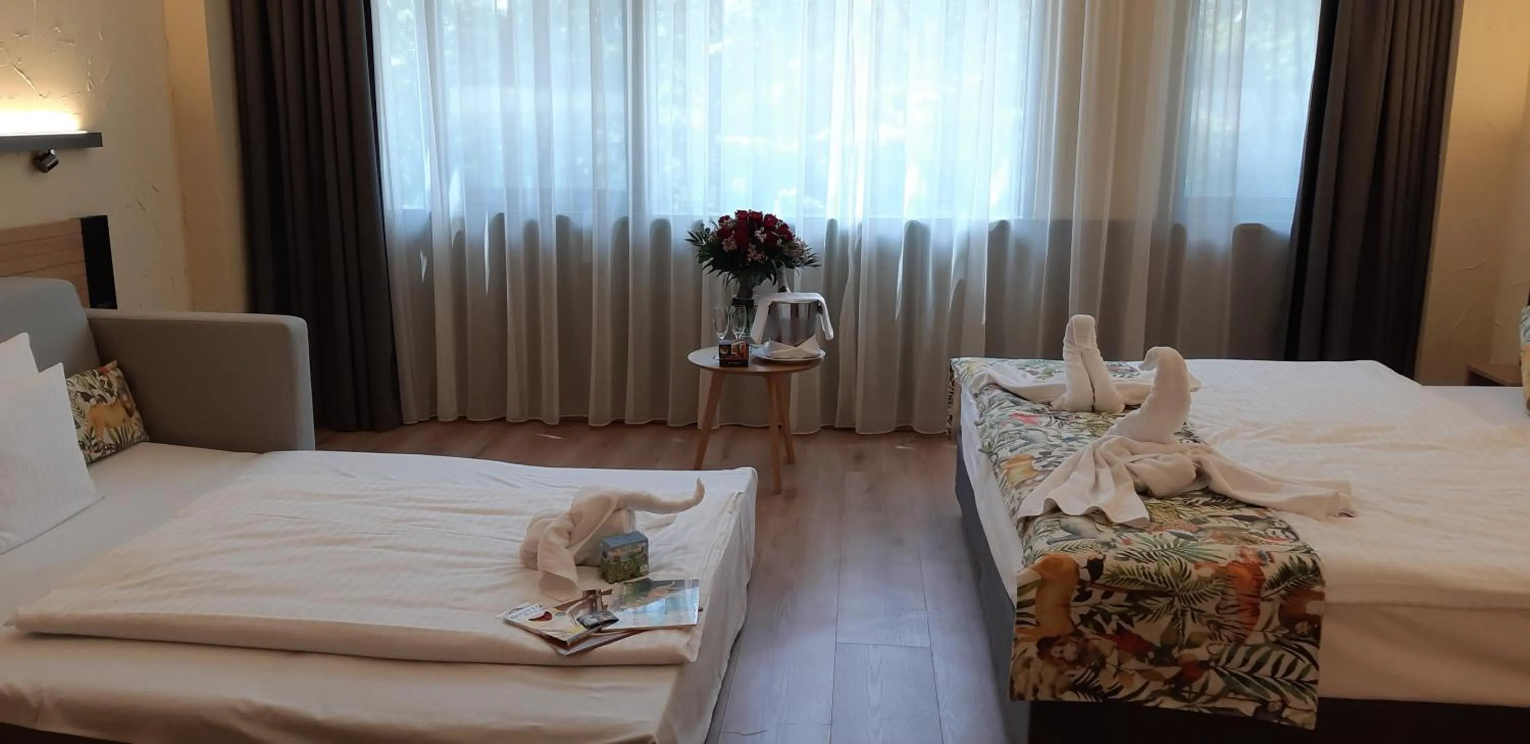 Property building, Bed in Pangea Hotel