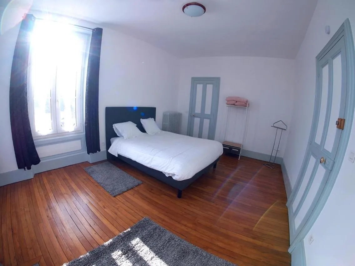 Bedroom, Bed in La Maison d'hotes de Toucy