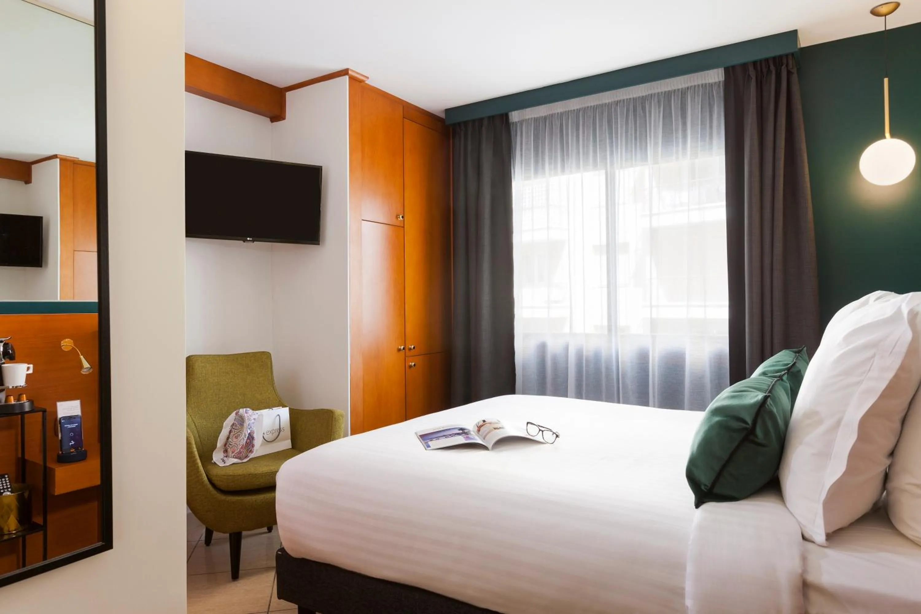 Bedroom, Bed in Nehô Suites Cannes Croisette