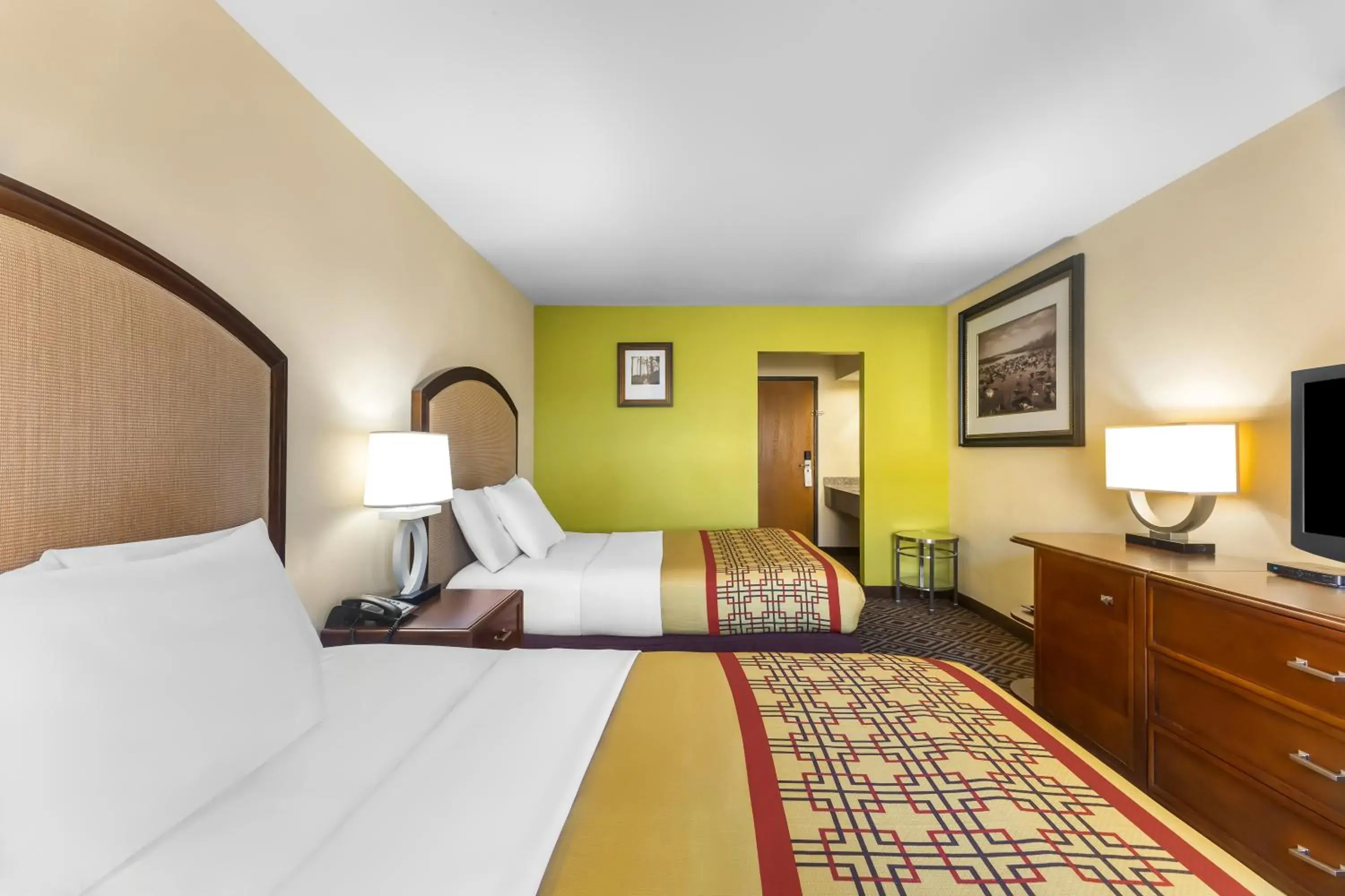 Queen Room with Two Queen Beds - Non-Smoking in Travel Inn and Suites- Sikeston Miner I-55 exit-67 Queen Room with Two Queen Beds - Non-Smoking in Travel Inn and Suites- Sikeston Miner I-55 exit-67