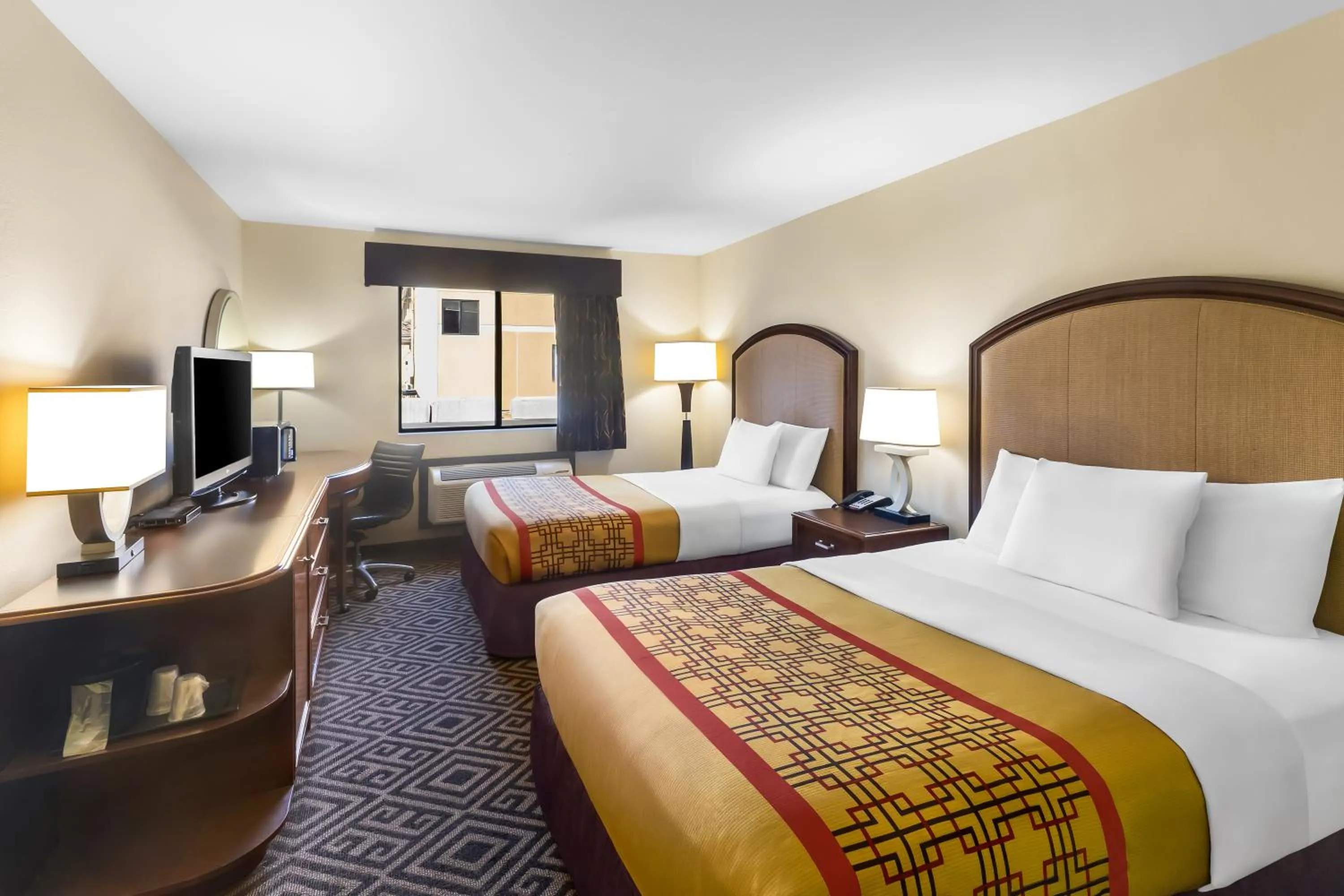 Bed in Travel Inn and Suites- Sikeston Miner I-55 exit-67