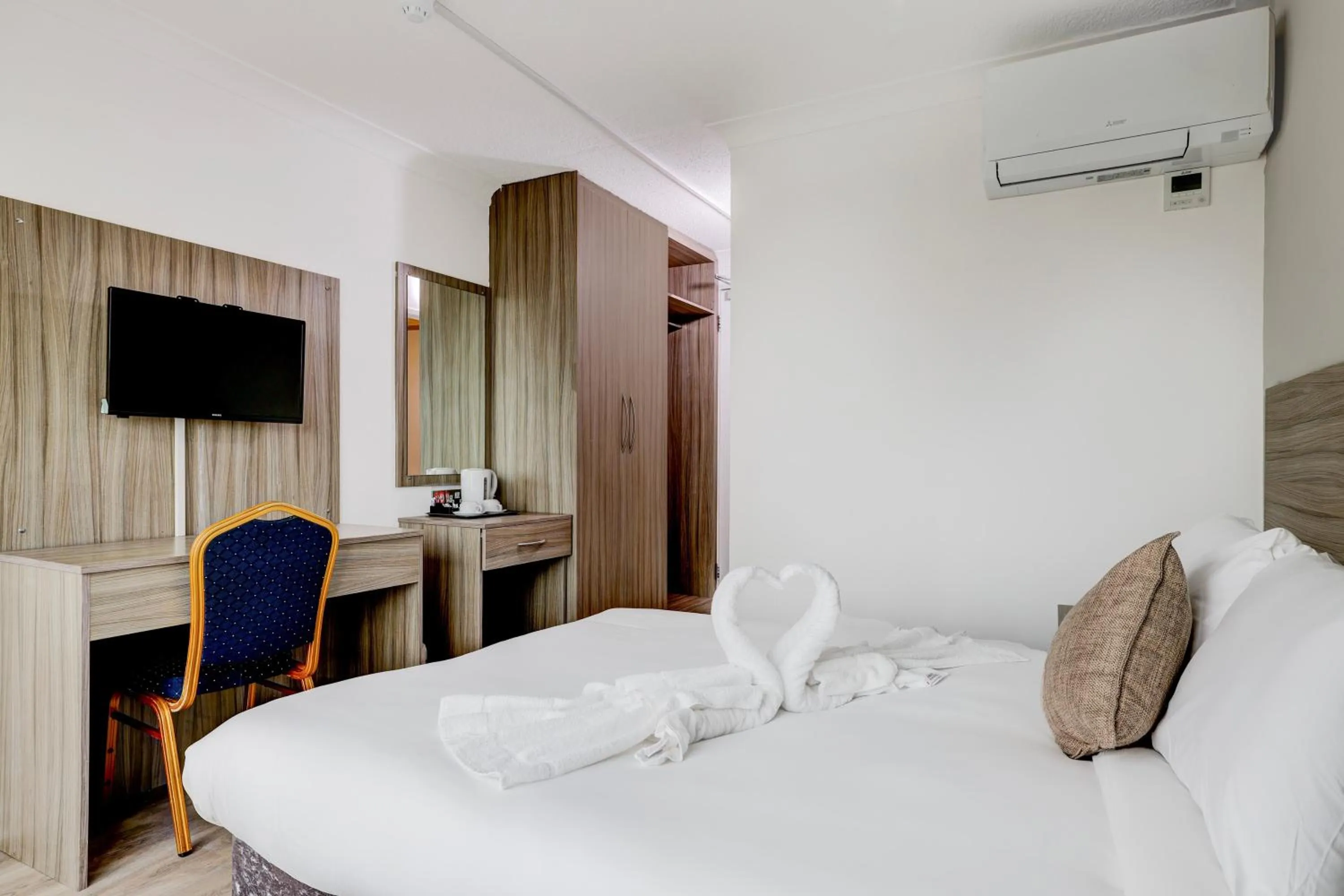 Bedroom, Bed in OYO The Chiltern Hotel